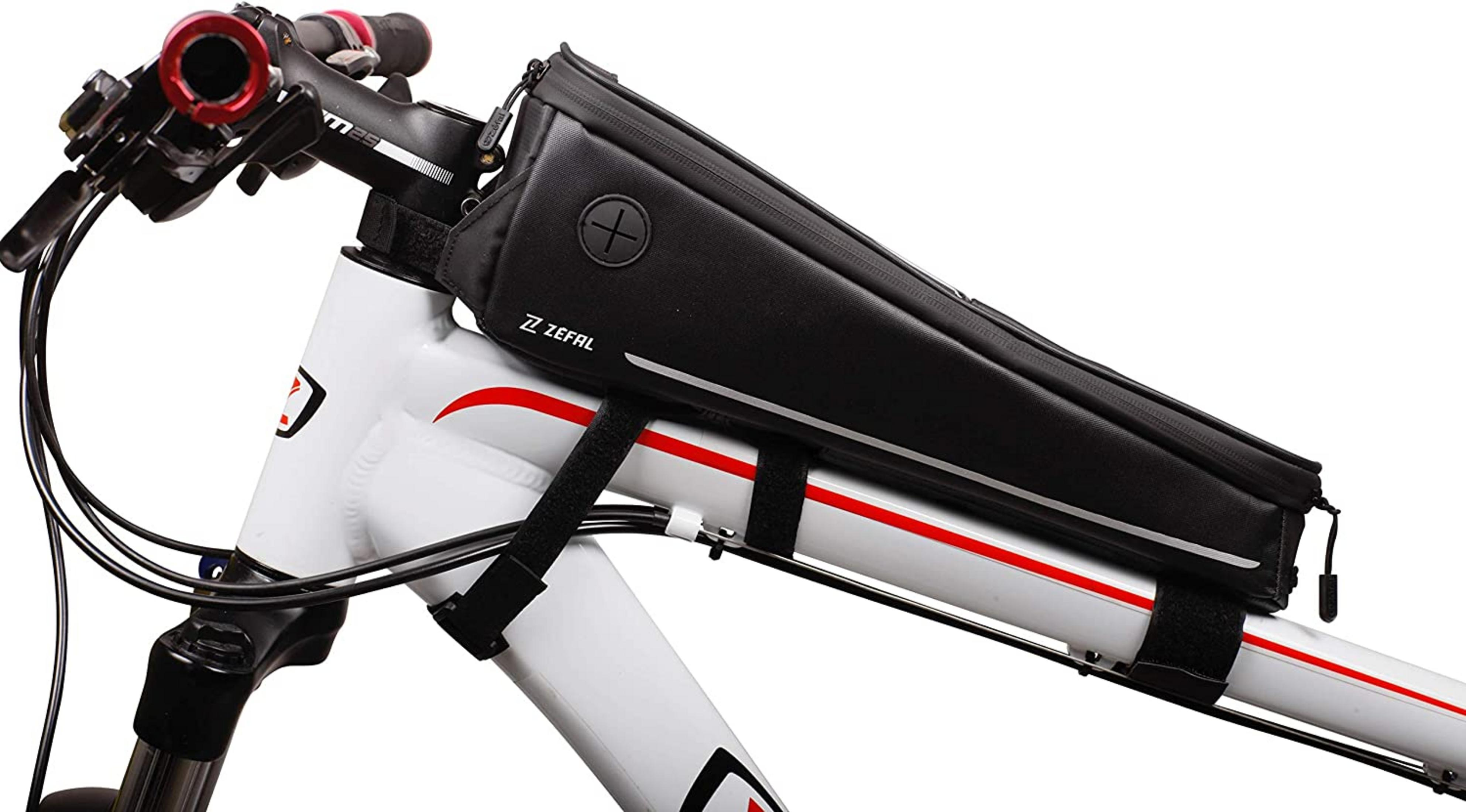 Schwarze Fahrradtasche am weißen Fahrradrahmen mit roten Streifen.