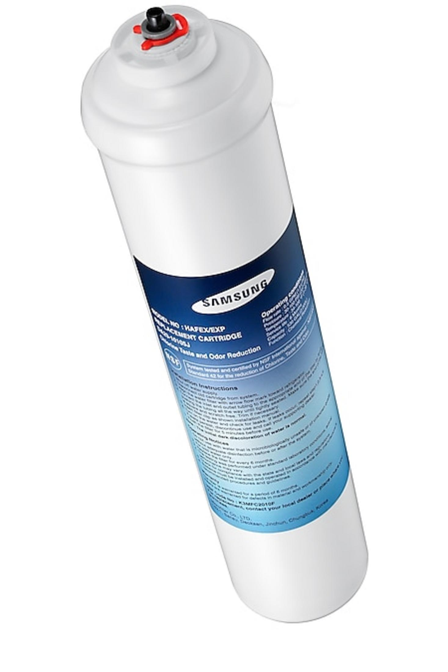 Ein weißer Samsung Wasserfilter mit blauer Beschriftung und rotem Sicherungsclip.