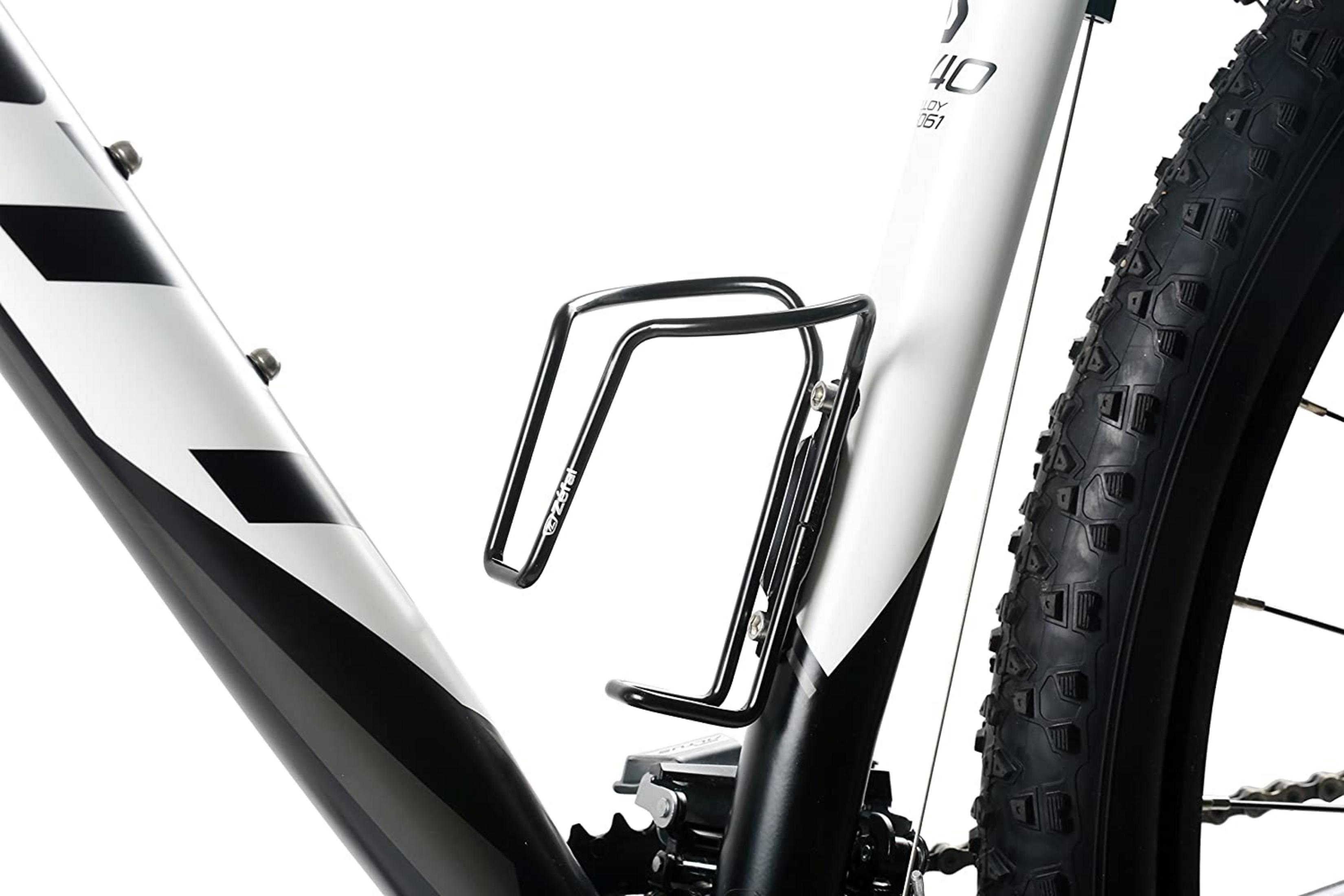 Primer plano de un portabidón negro en un cuadro de bicicleta blanco.