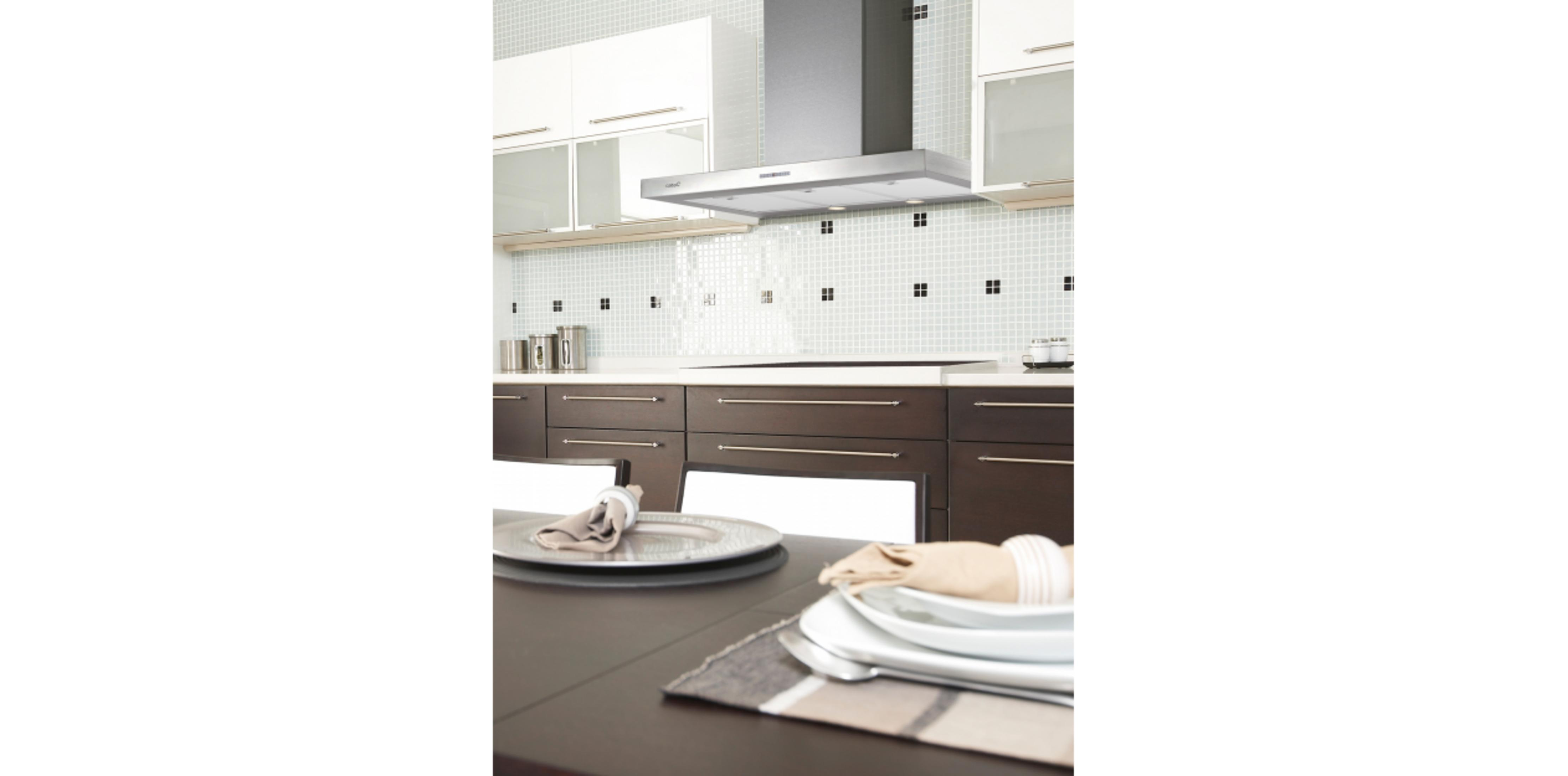 Elegante cocina con gabinetes de madera oscura, encimeras blancas y campana extractora.
