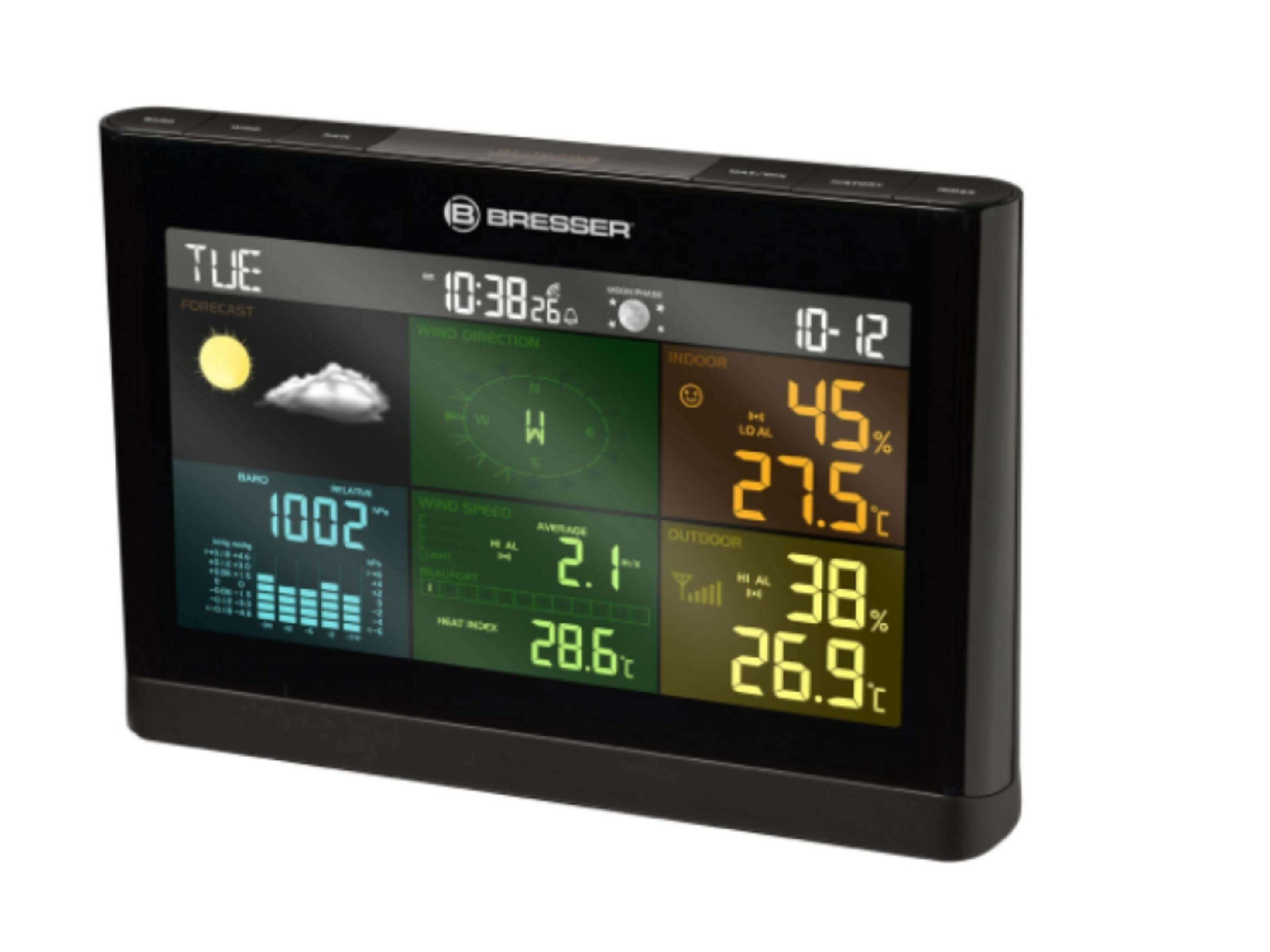 Estación meteorológica digital muestra hora, fecha, pronóstico, dirección del viento, temp interior y humedad.