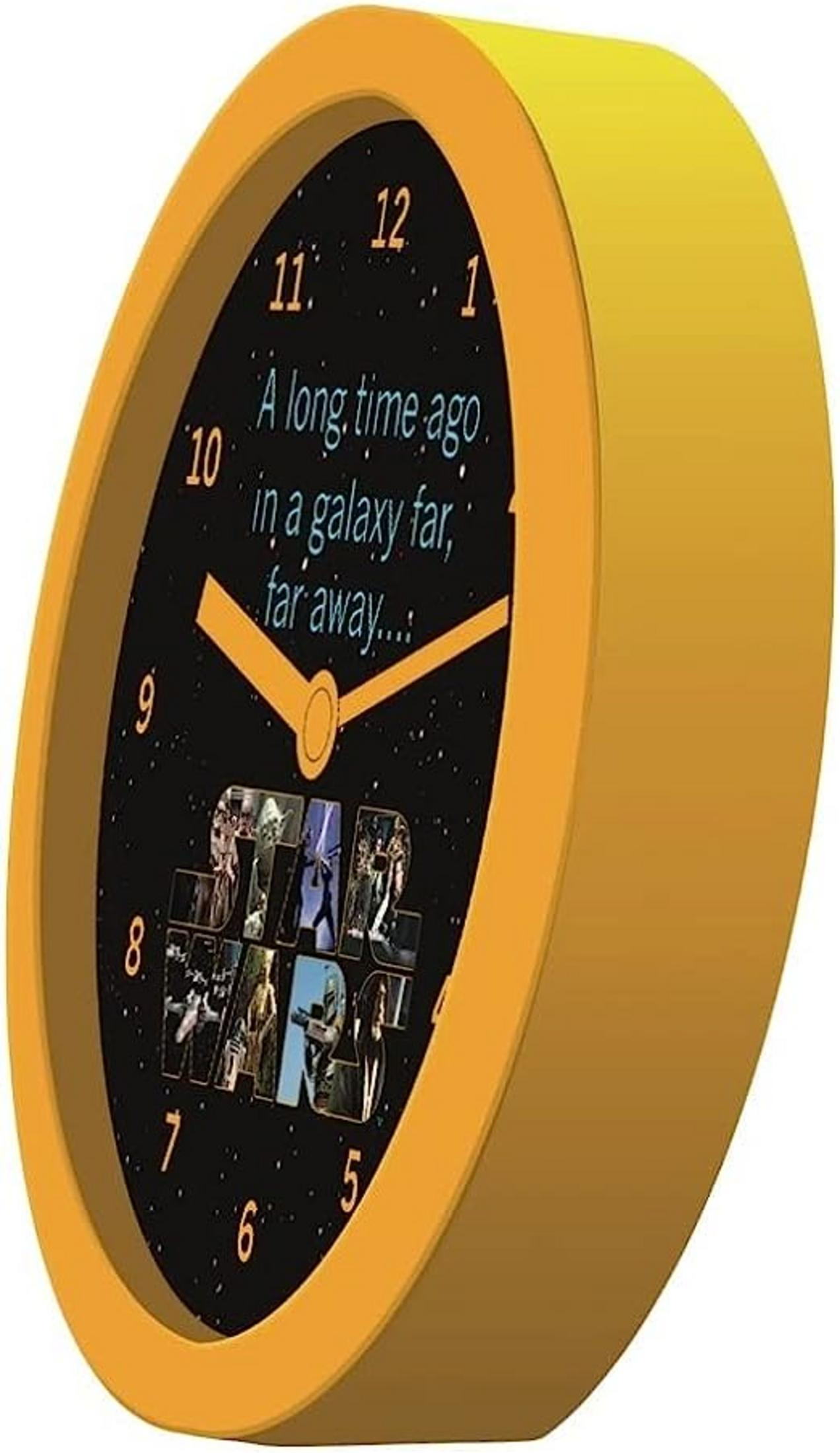 Eine gelbe Uhr mit Star Wars-Motiv und Text "Es war einmal".