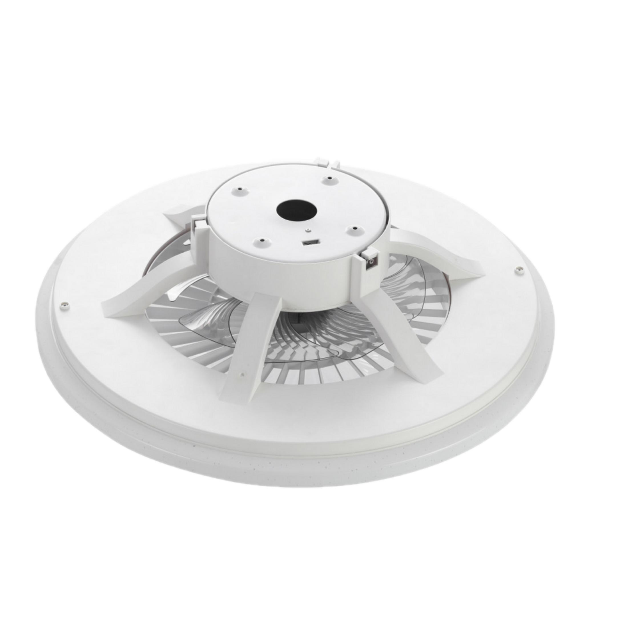 Una lampada da soffitto bianca con ventilatore integrato e pale visibili.