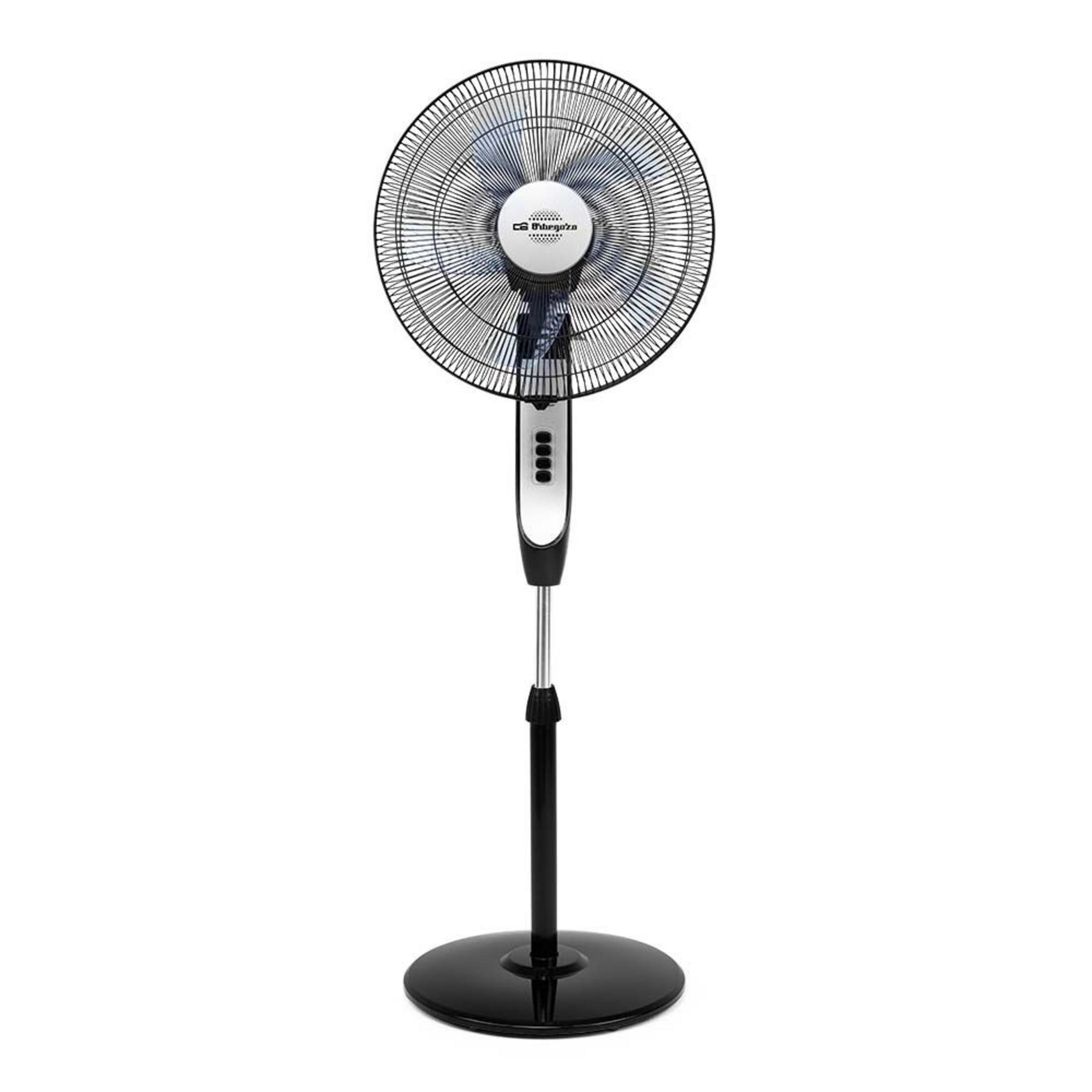 Un ventilador de pedestal oscilante negro con rejilla circular y panel.