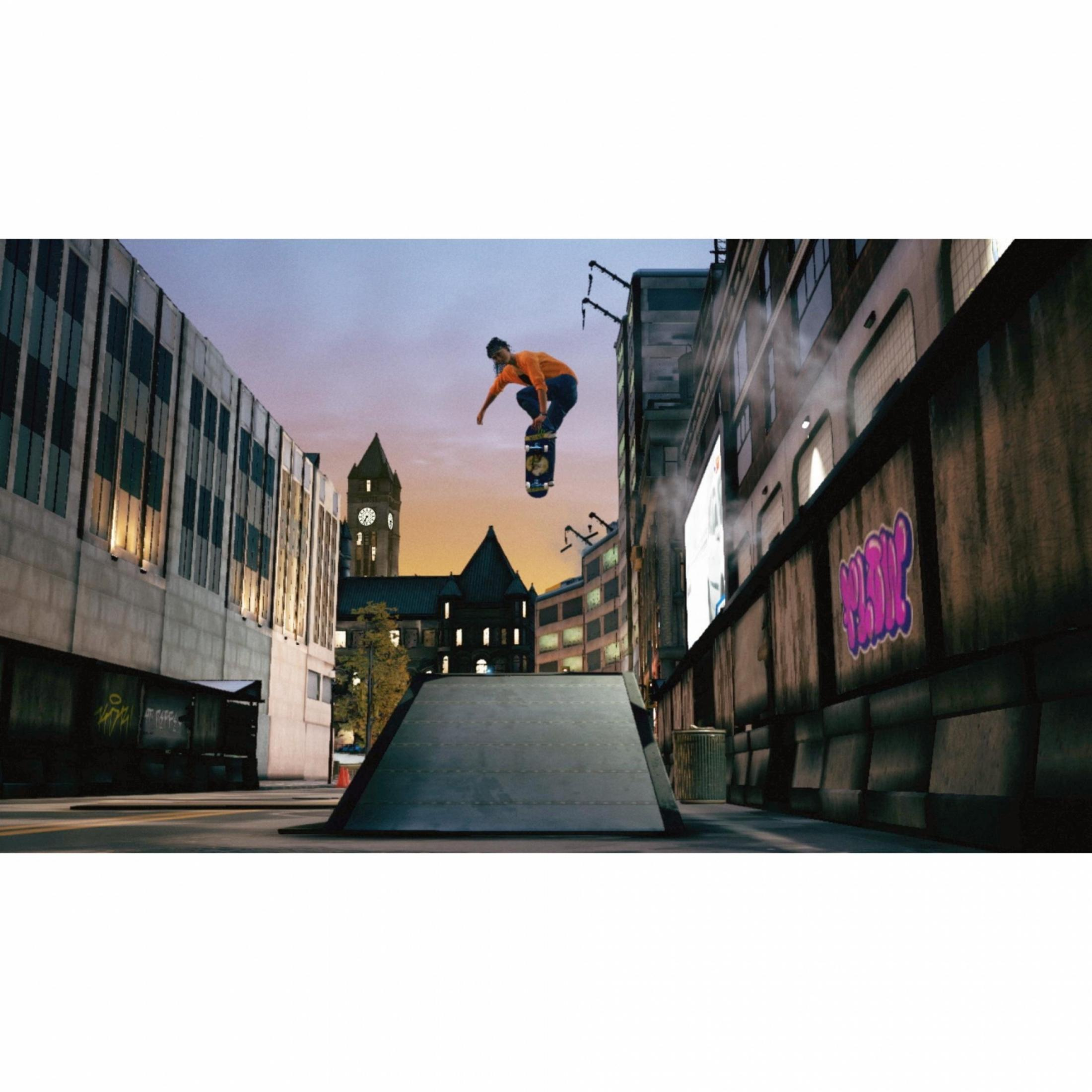 Un skater salta en el aire sobre una rampa con edificios urbanos de fondo.