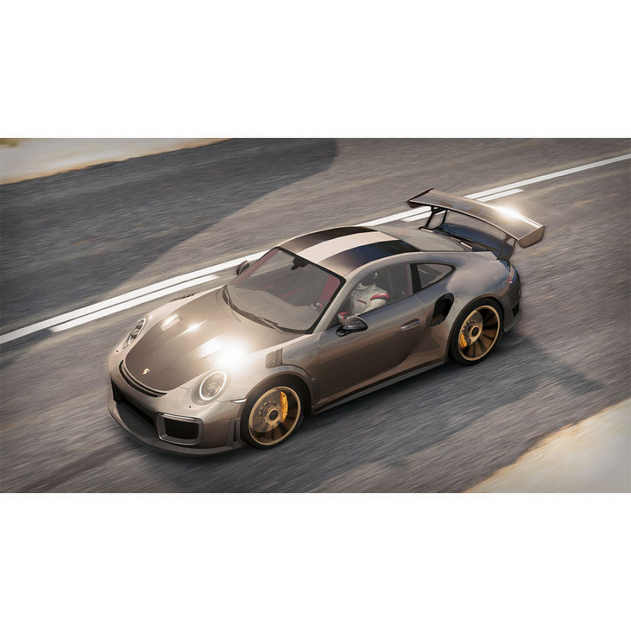 Porsche grigia con spoiler su strada bagnata.