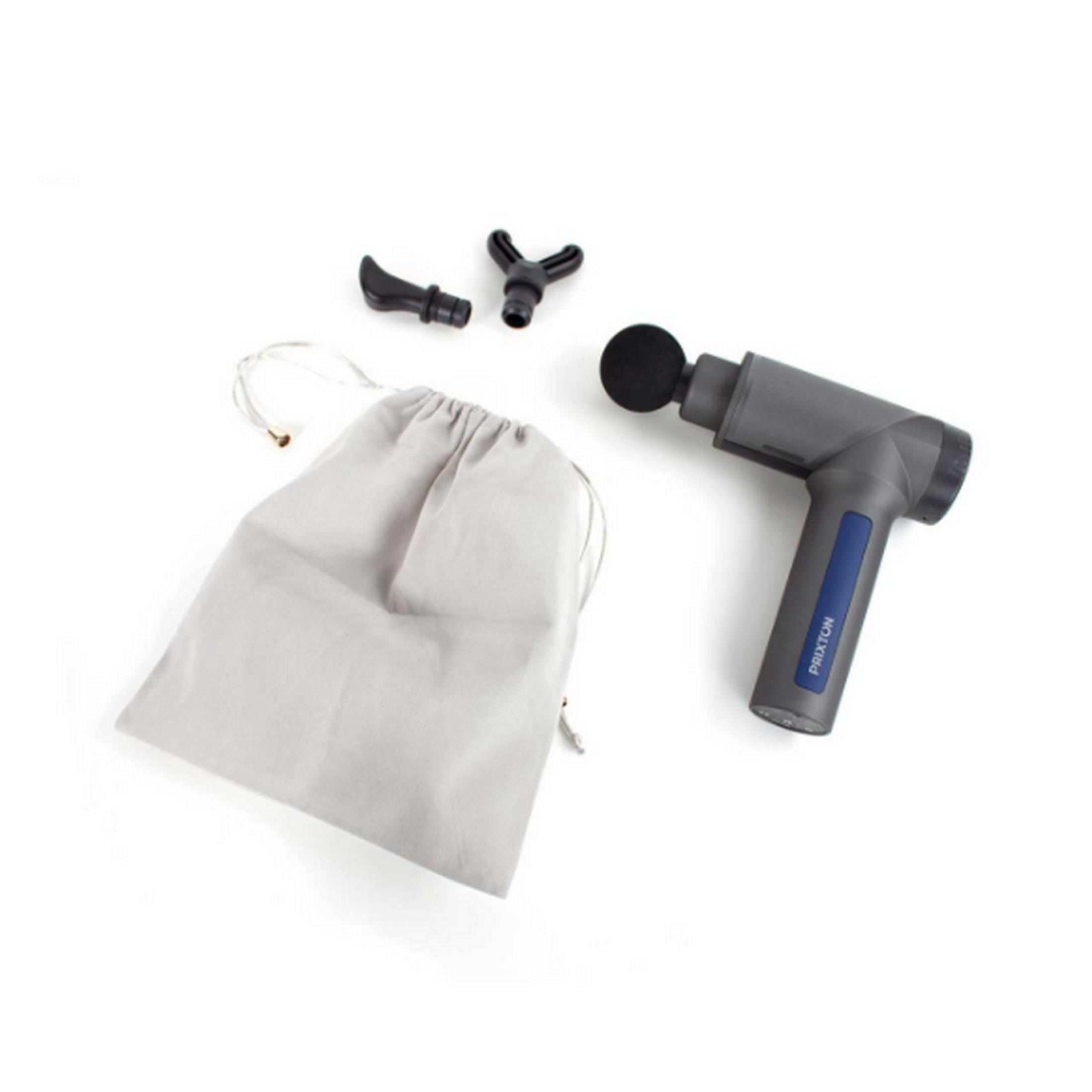 Pistola massaggiante grigia con tre accessori e borsa grigia su sfondo bianco.