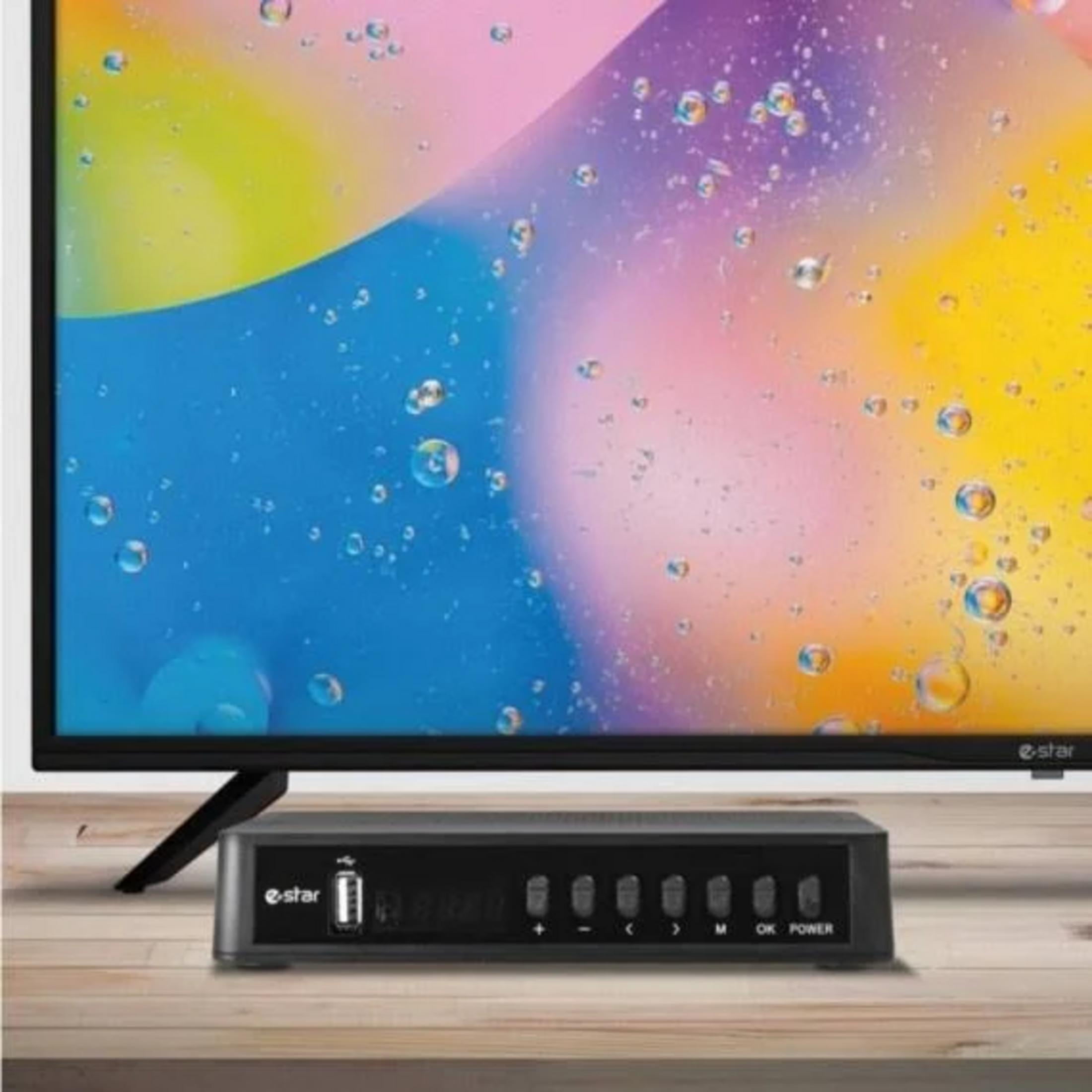 Un decodificador negro delante de un televisor con pantalla colorida abstracta.