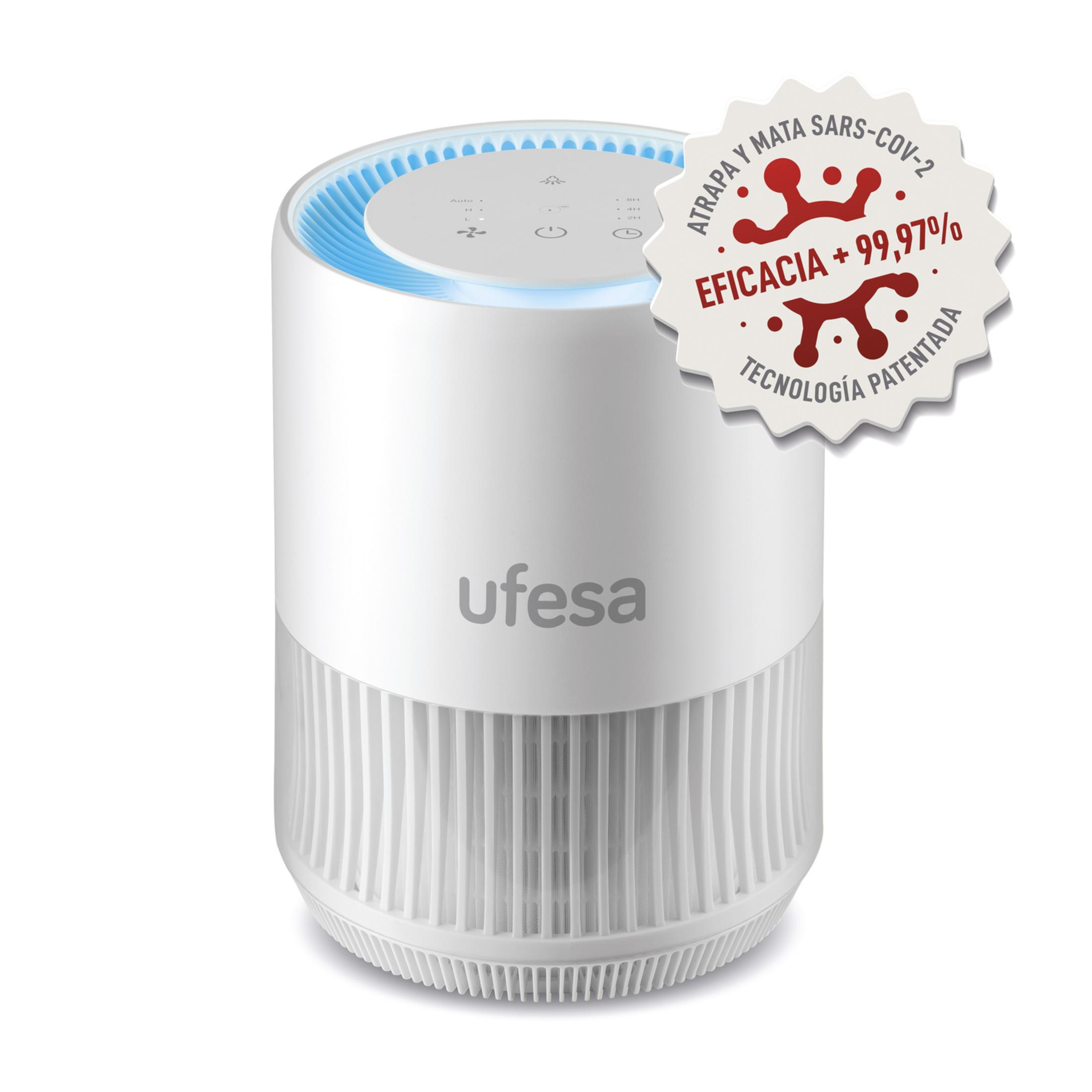 Un purificador de aire blanco con luz azul y sello de 99,97% de eficacia.
