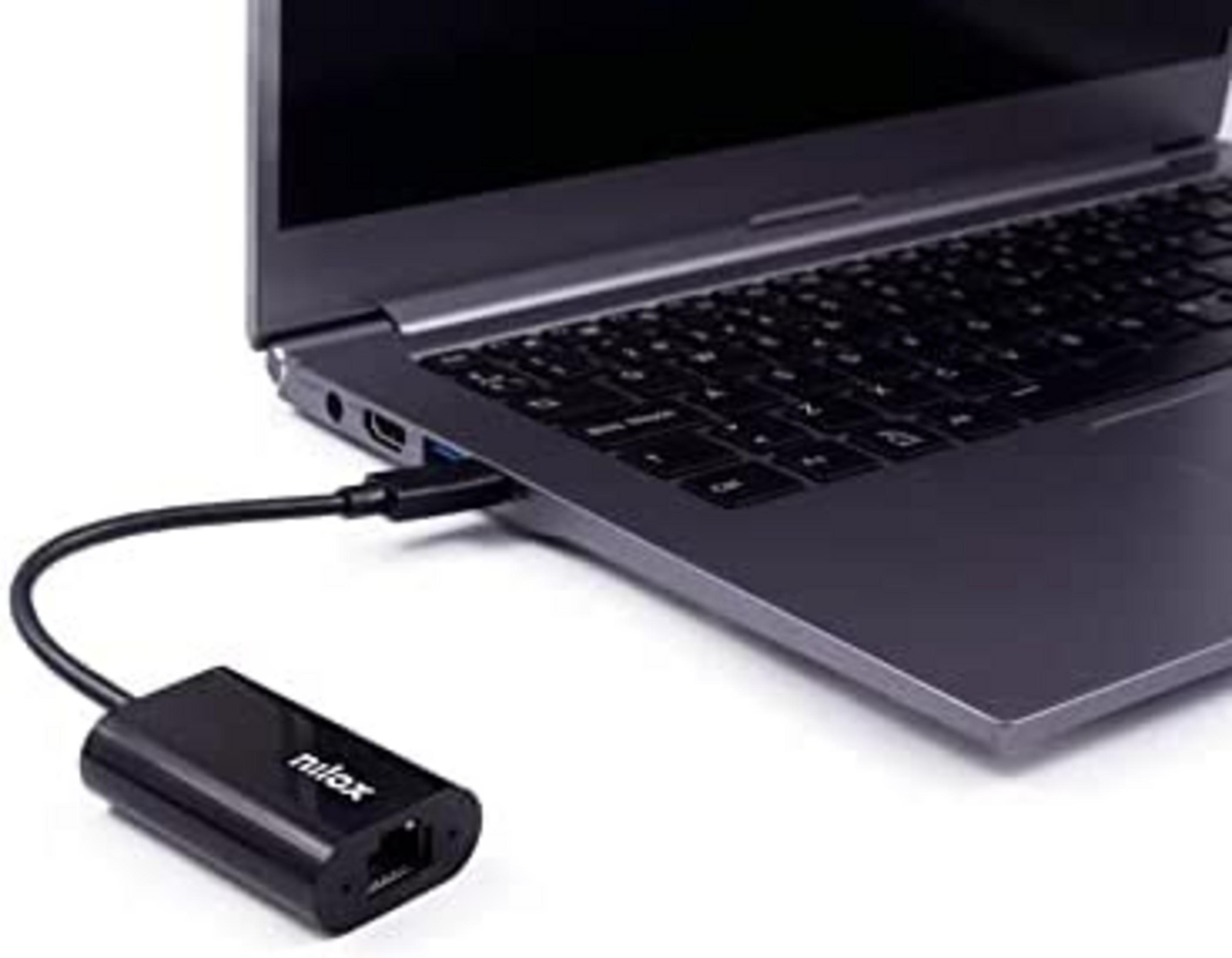 Adaptador Ethernet negro con cable conectado a un portátil.