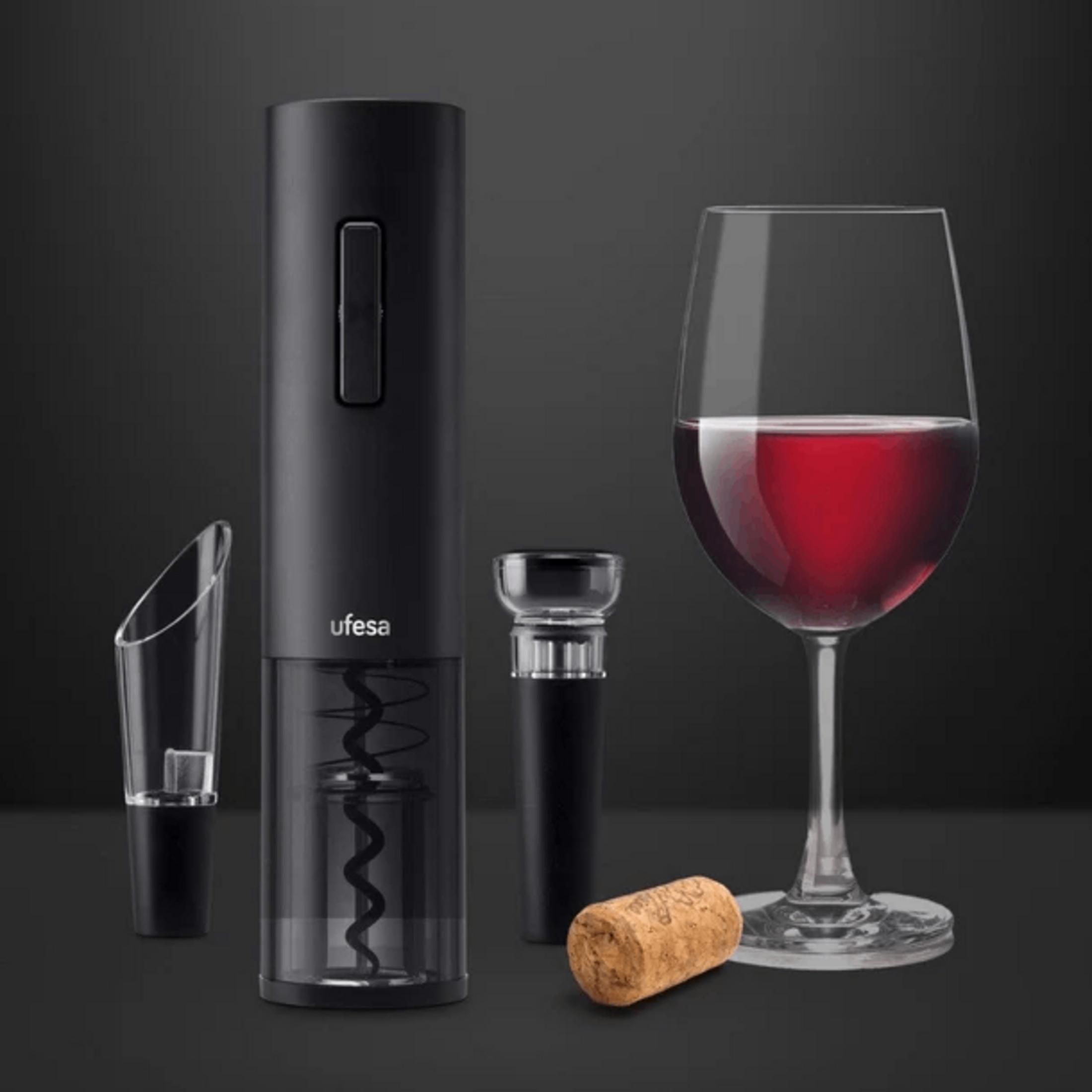 Ein schwarzer elektrischer Korkenzieher mit Zubehör und einem Glas Rotwein.