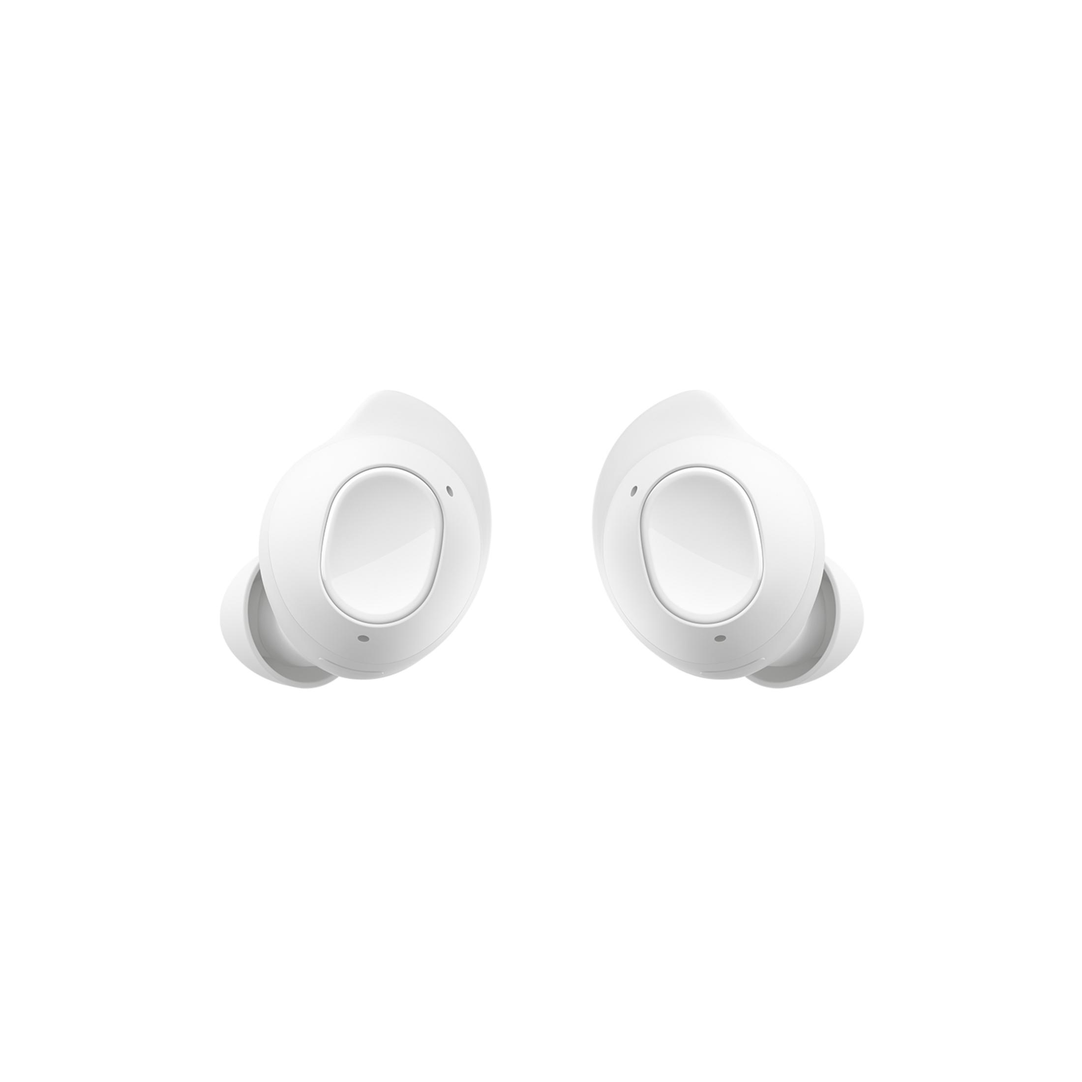 Due auricolari wireless bianchi sono uno accanto all'altro su sfondo bianco.