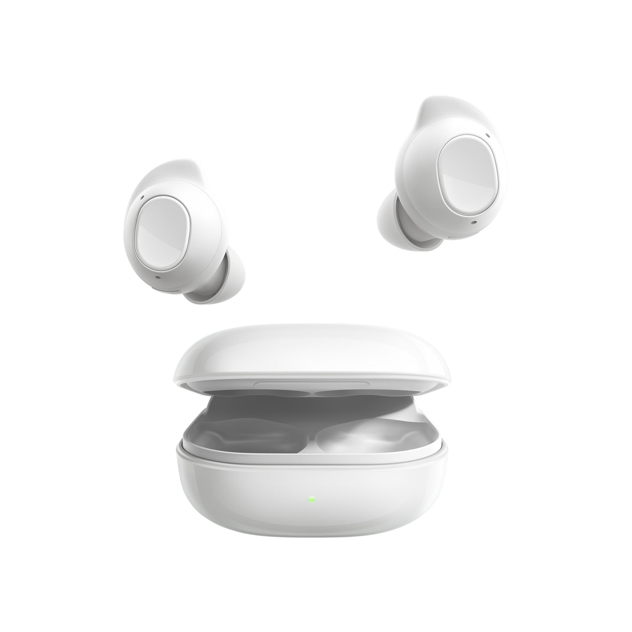 Tre auricolari wireless bianchi e il loro case di ricarica aperto su sfondo bianco.
