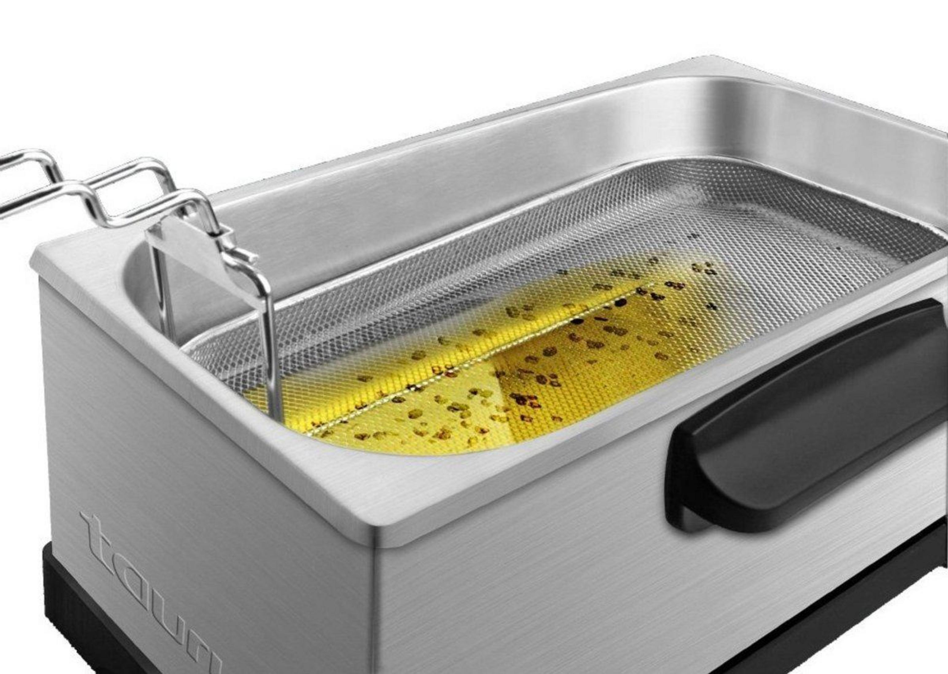 Friteuse in acciaio inox con cibo fritto caldo, sporco, giallo dorato, oleoso nel cestello.