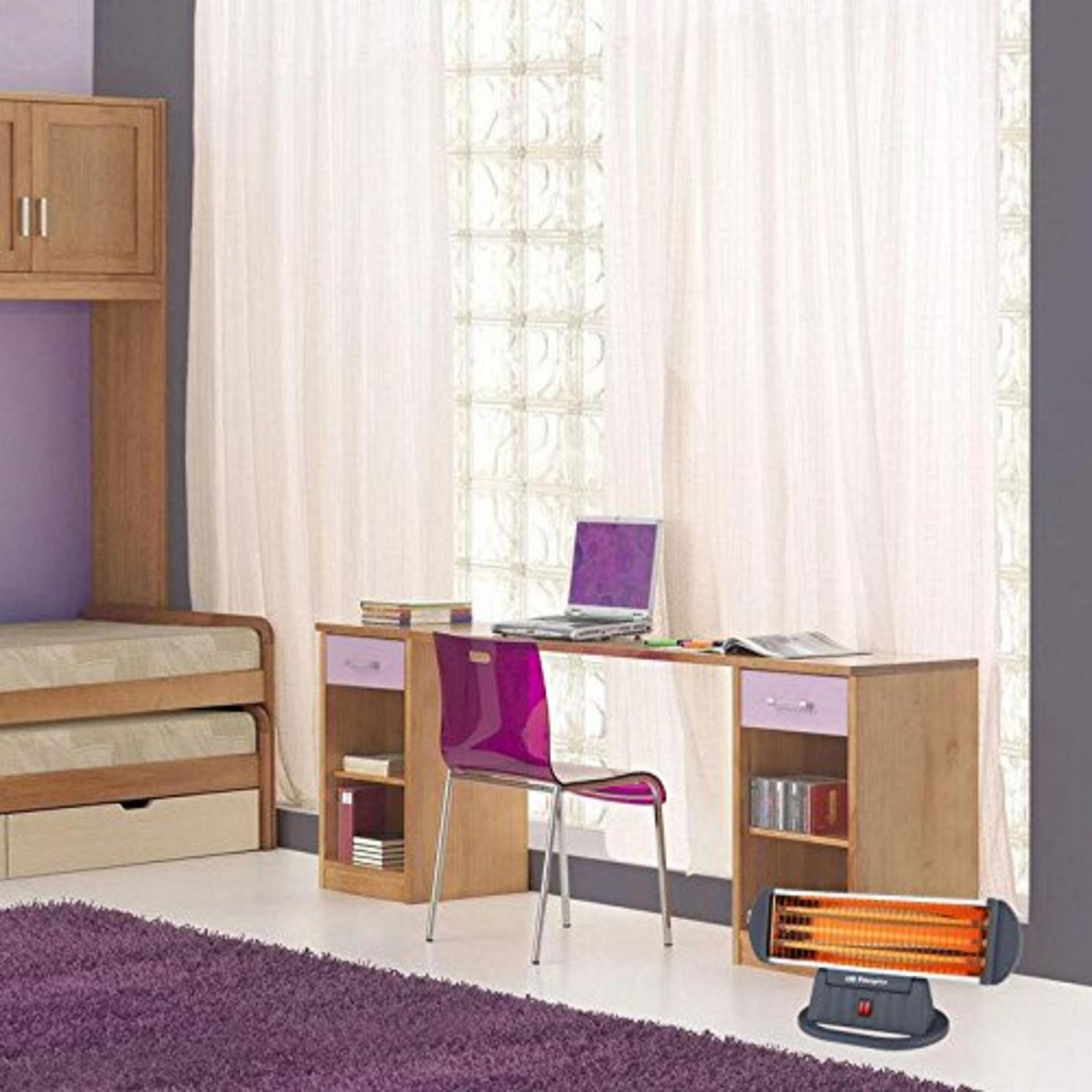 Una camera da letto con letto, scrivania, laptop, sedia viola e stufetta.