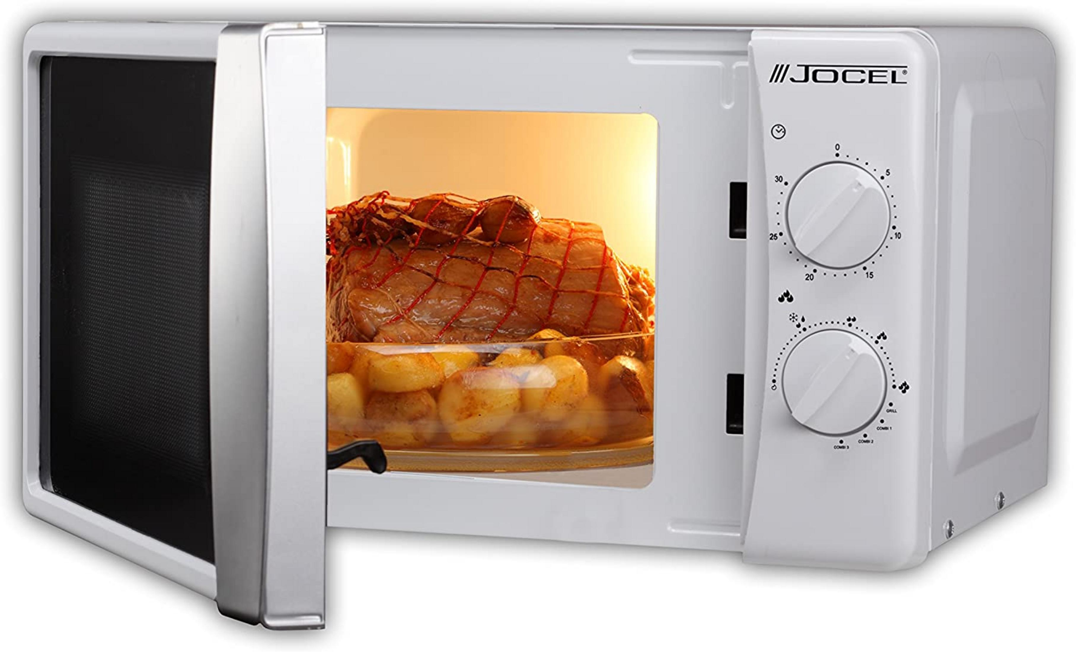 Un microondas Jocel blanco con un asado y patatas dentro.