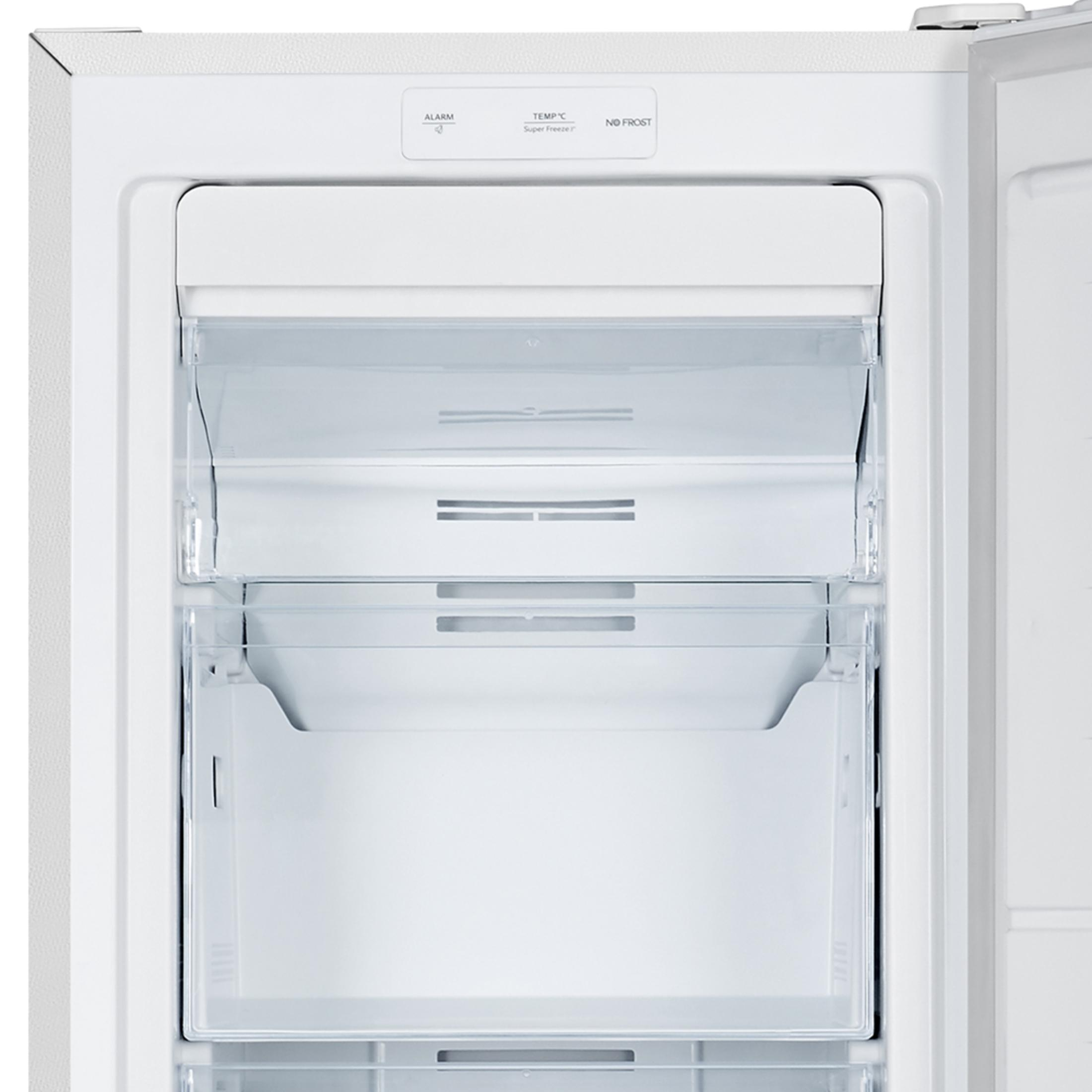 Interior de un refrigerador blanco con cajones transparentes y panel de control.