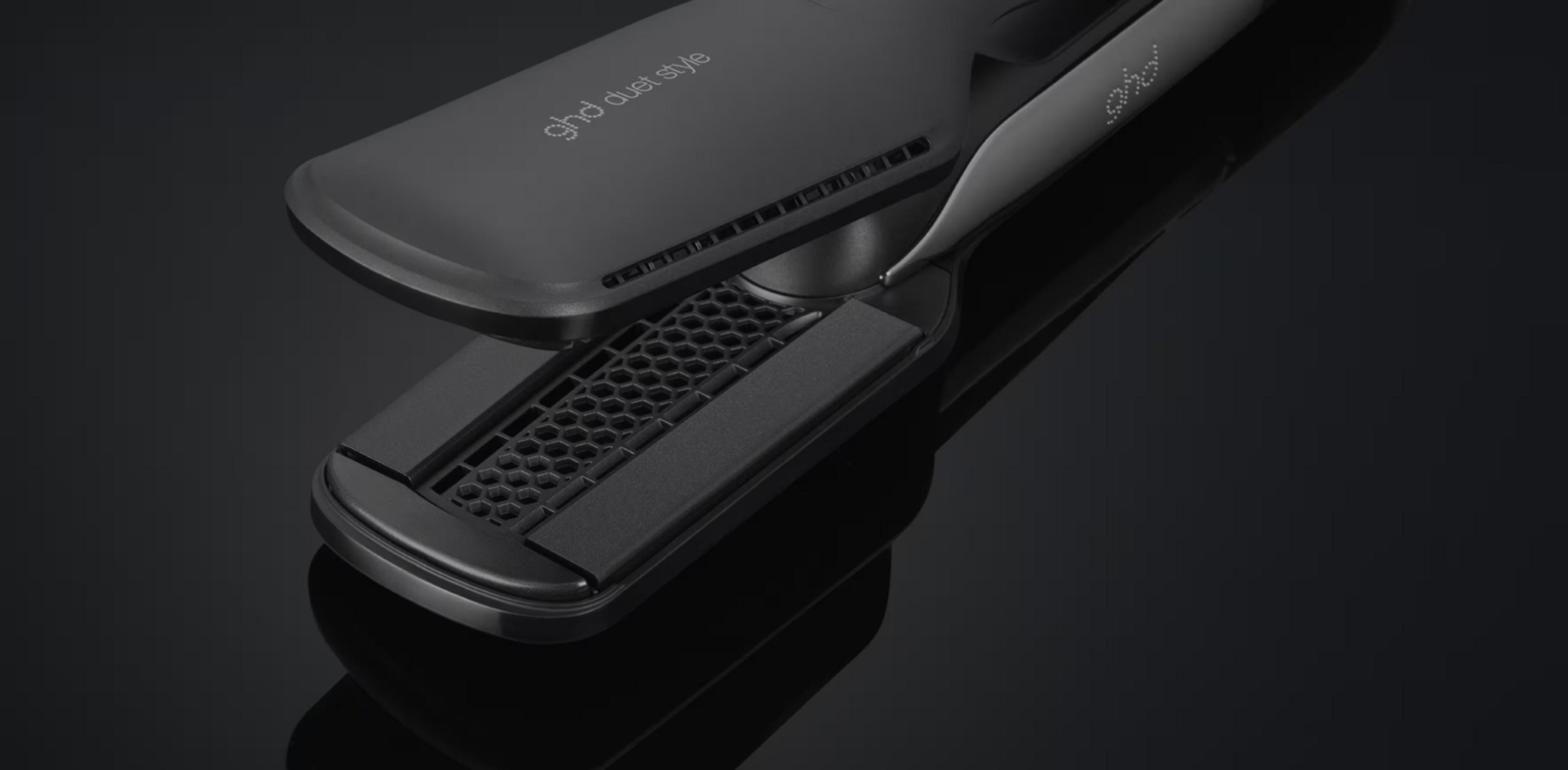 Plancha de pelo negra con placas texturizadas y ventilaciones.