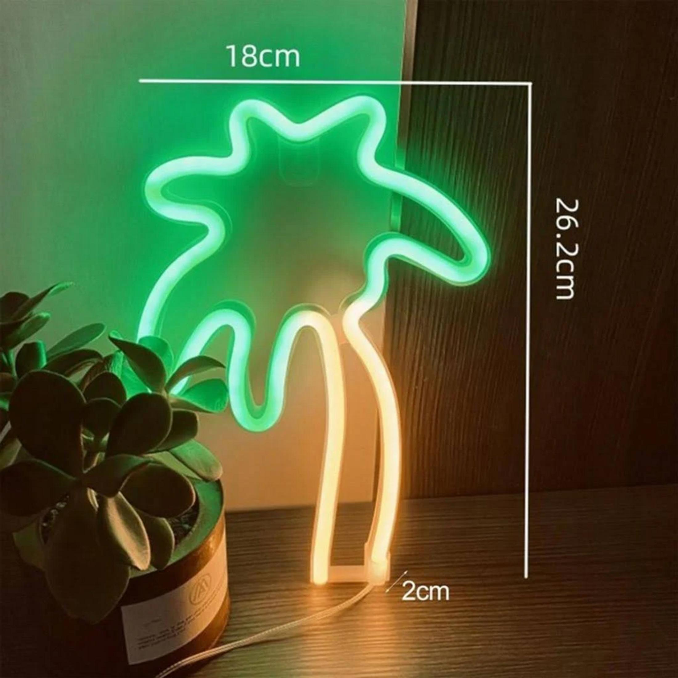 Grüne und gelbe Neon-Palme auf einem Holztisch neben einer Sukkulente.