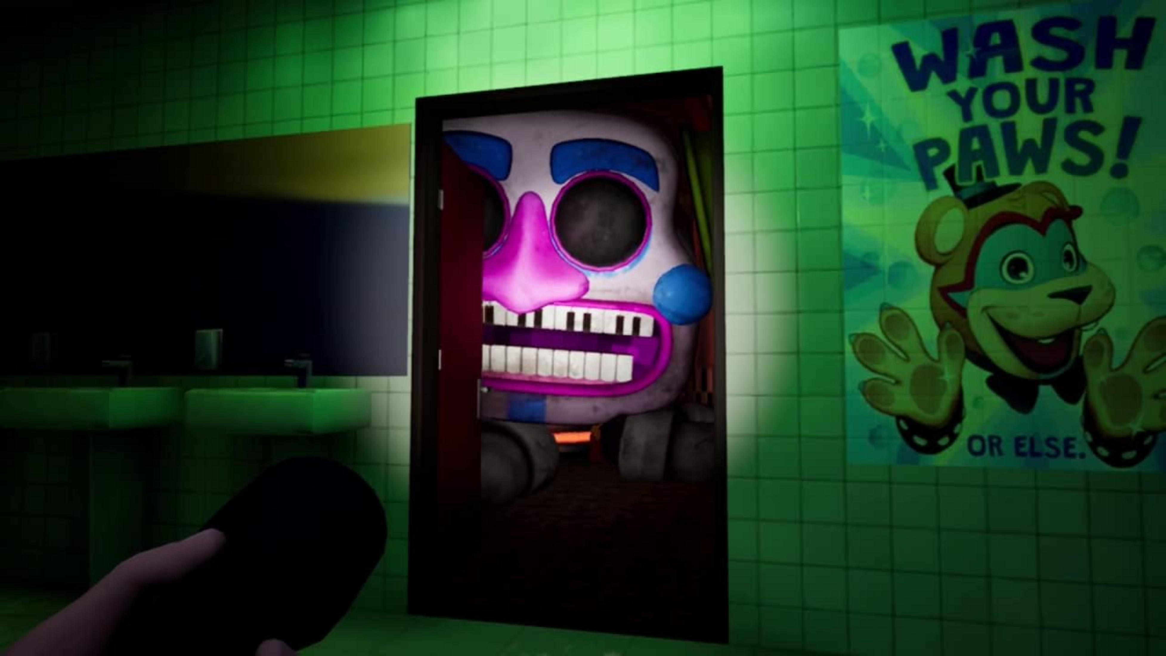 La testa di un clown inquietante fa capolino da una porta in un bagno piastrellato di verde.