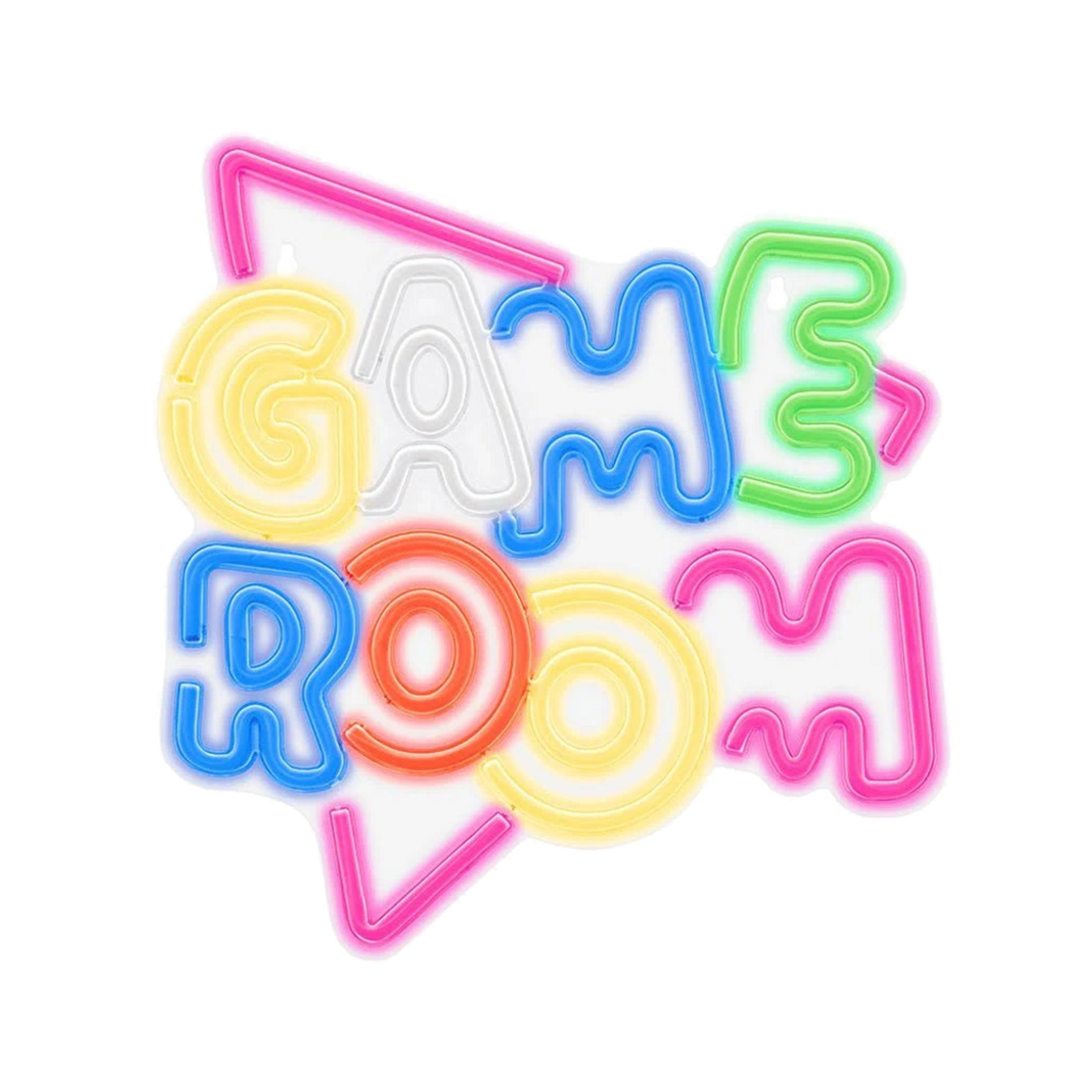 Letrero de neón colorido 'GAME ROOM' sobre fondo blanco.