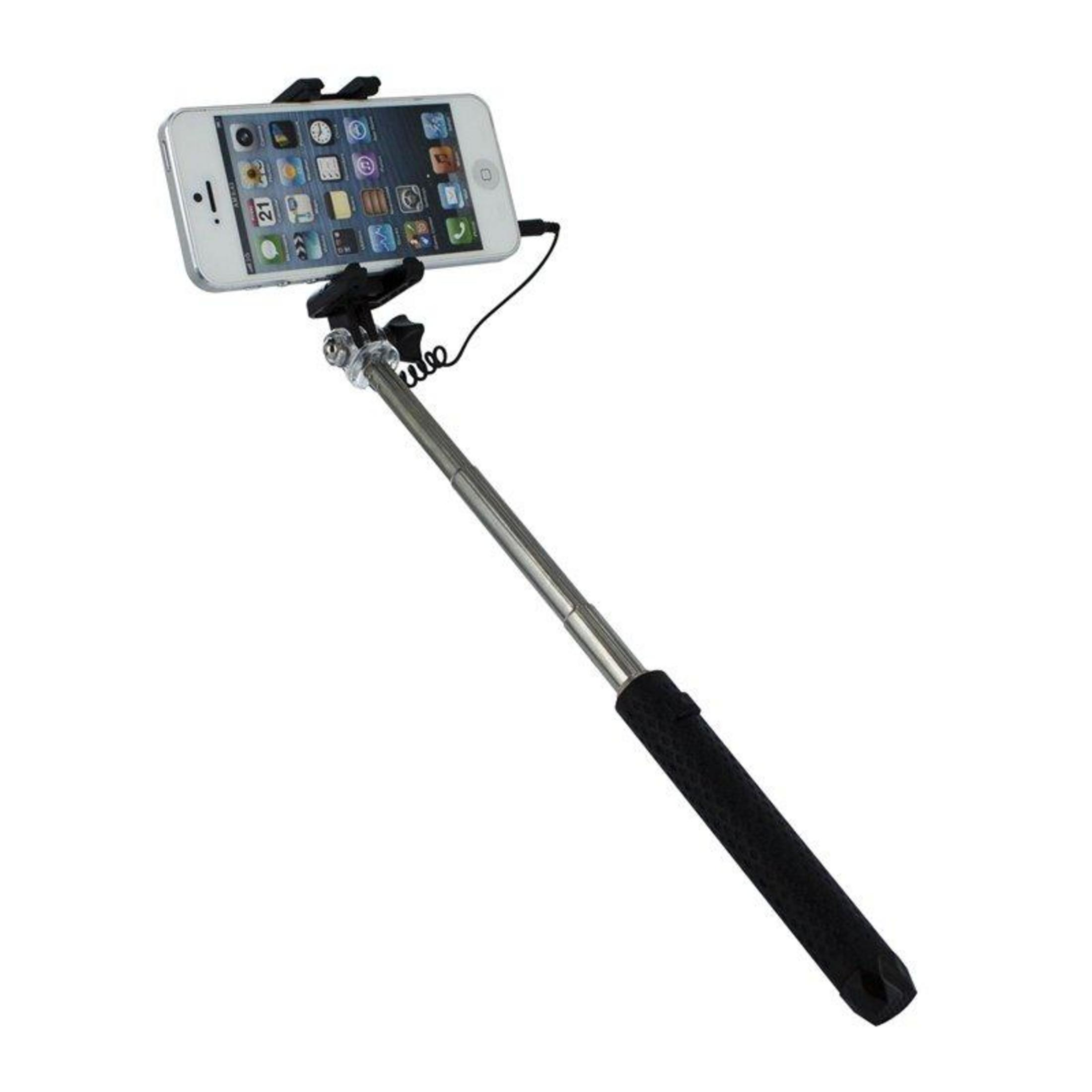 Un smartphone sujeto a un palo de selfie con un agarre negro.