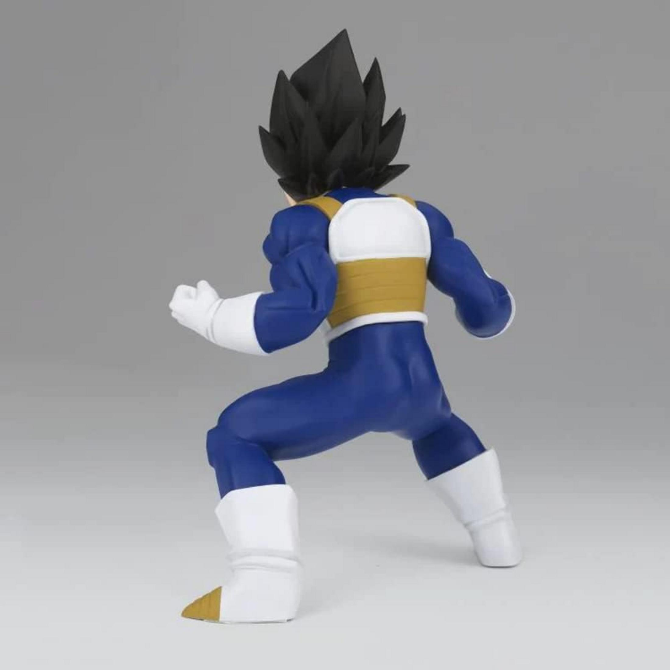 Una figura de Vegeta con traje azul, chaleco amarillo y botas blancas.