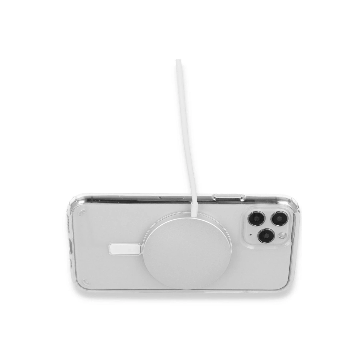 Gümüş rengi telefon, yuvarlak şarj ünitesi ve kablosuyla beyaz zeminde.