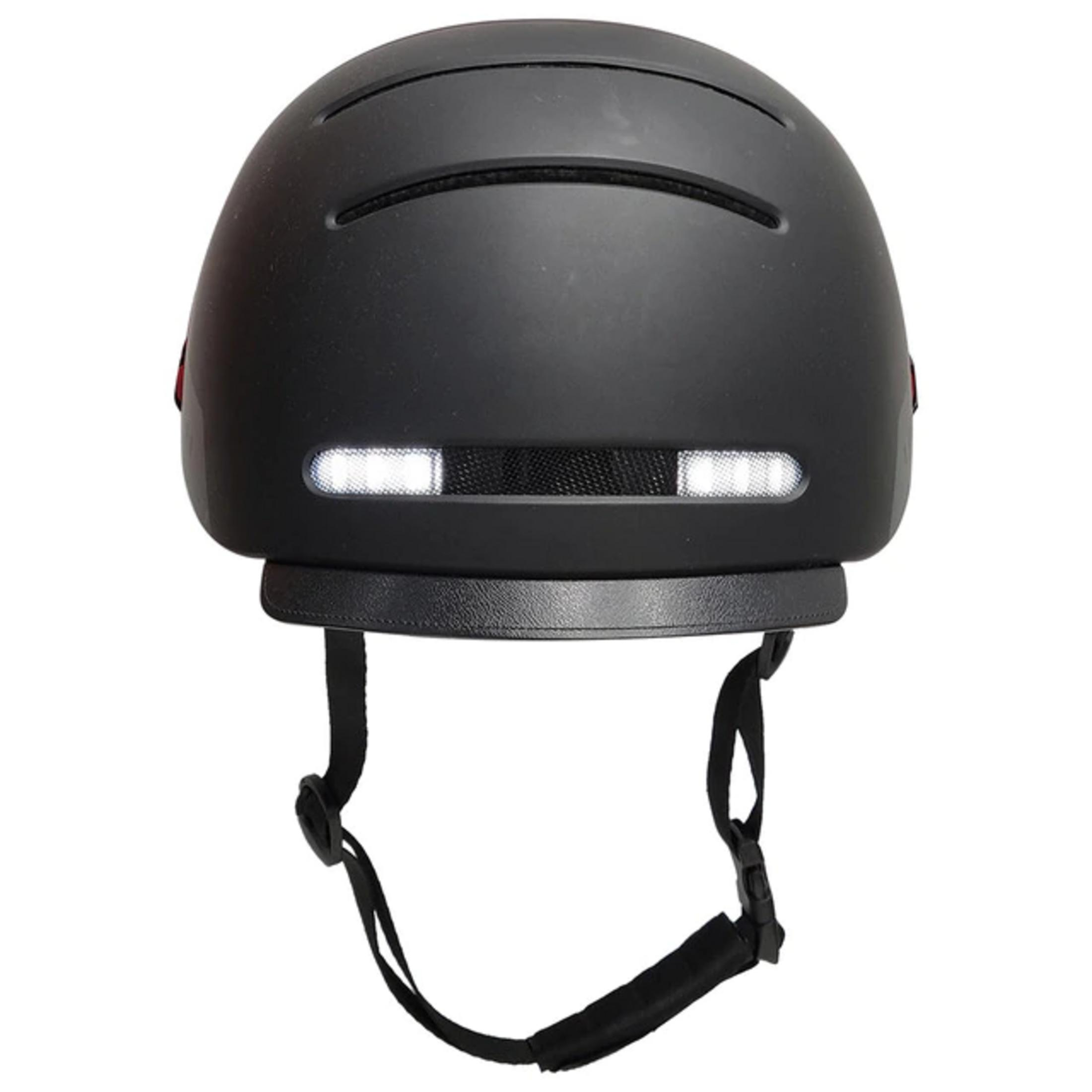 Schwarzer Helm mit LED-Rückleuchten und verstellbaren Trägern.