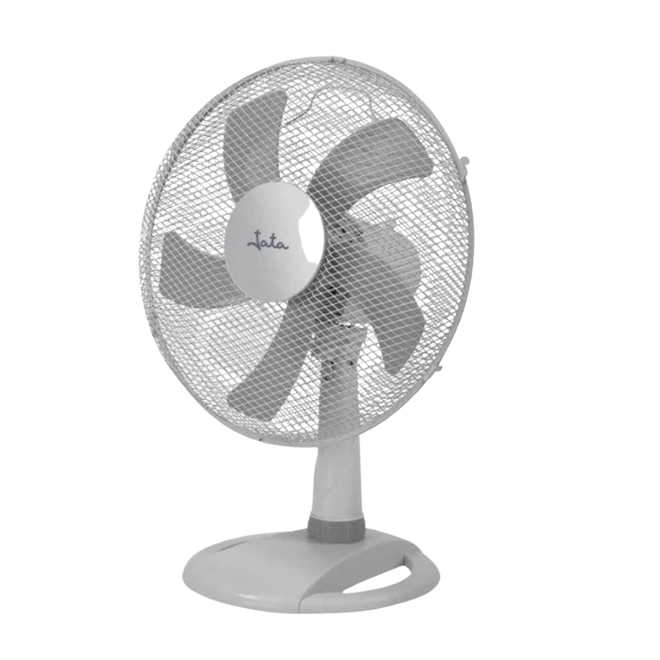 Un ventilador de mesa blanco con rejilla y tres aspas se alza sobre una base.