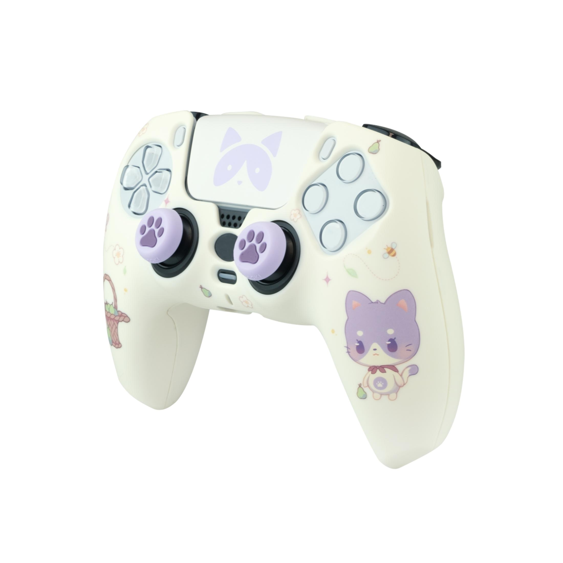 Un mando blanco con diseños de gatos y flores morados, con sticks de huella de pata.