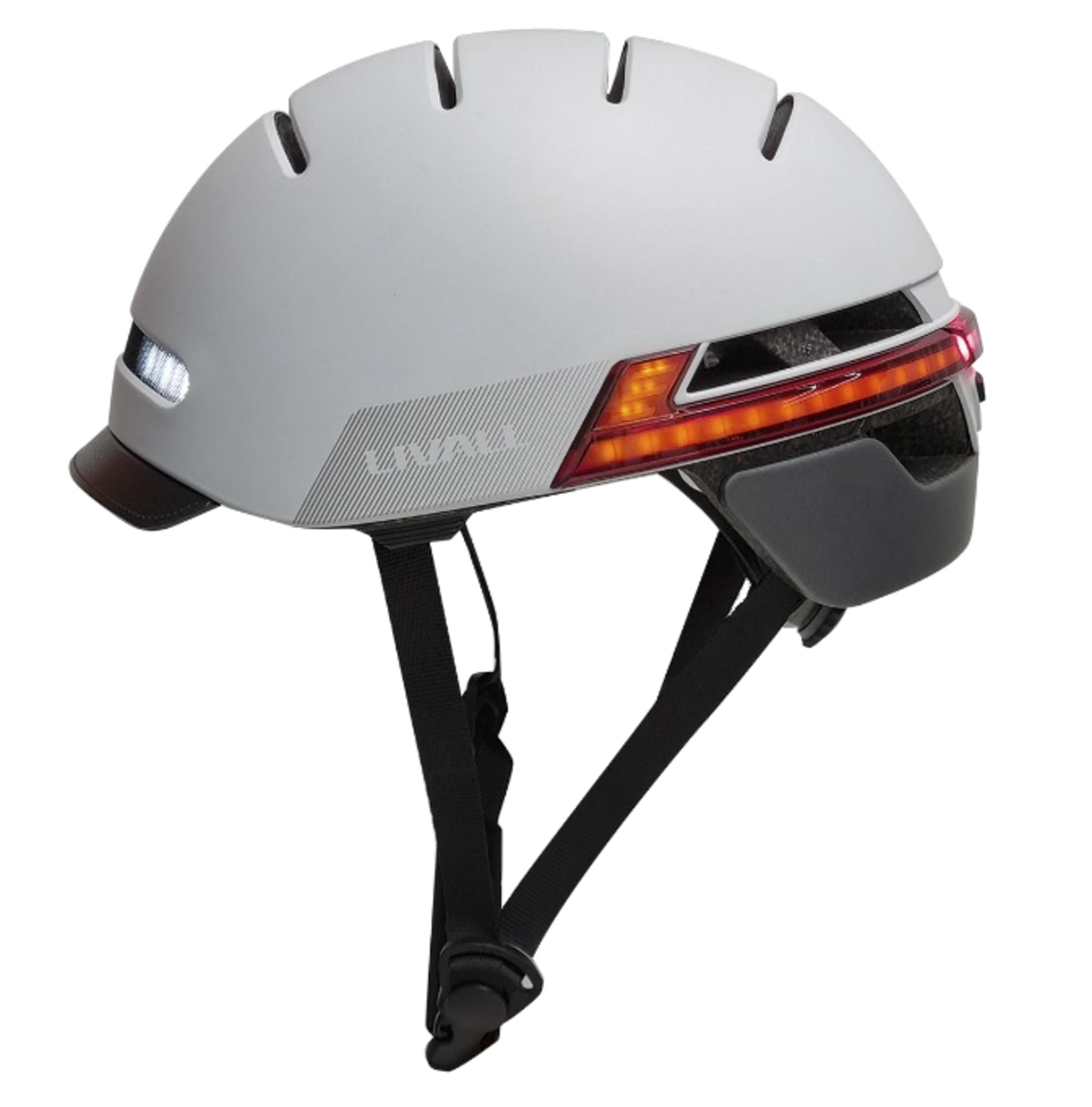 Ein grauer Fahrradhelm mit weißen und orangen Lichtern und schwarzen Riemen.