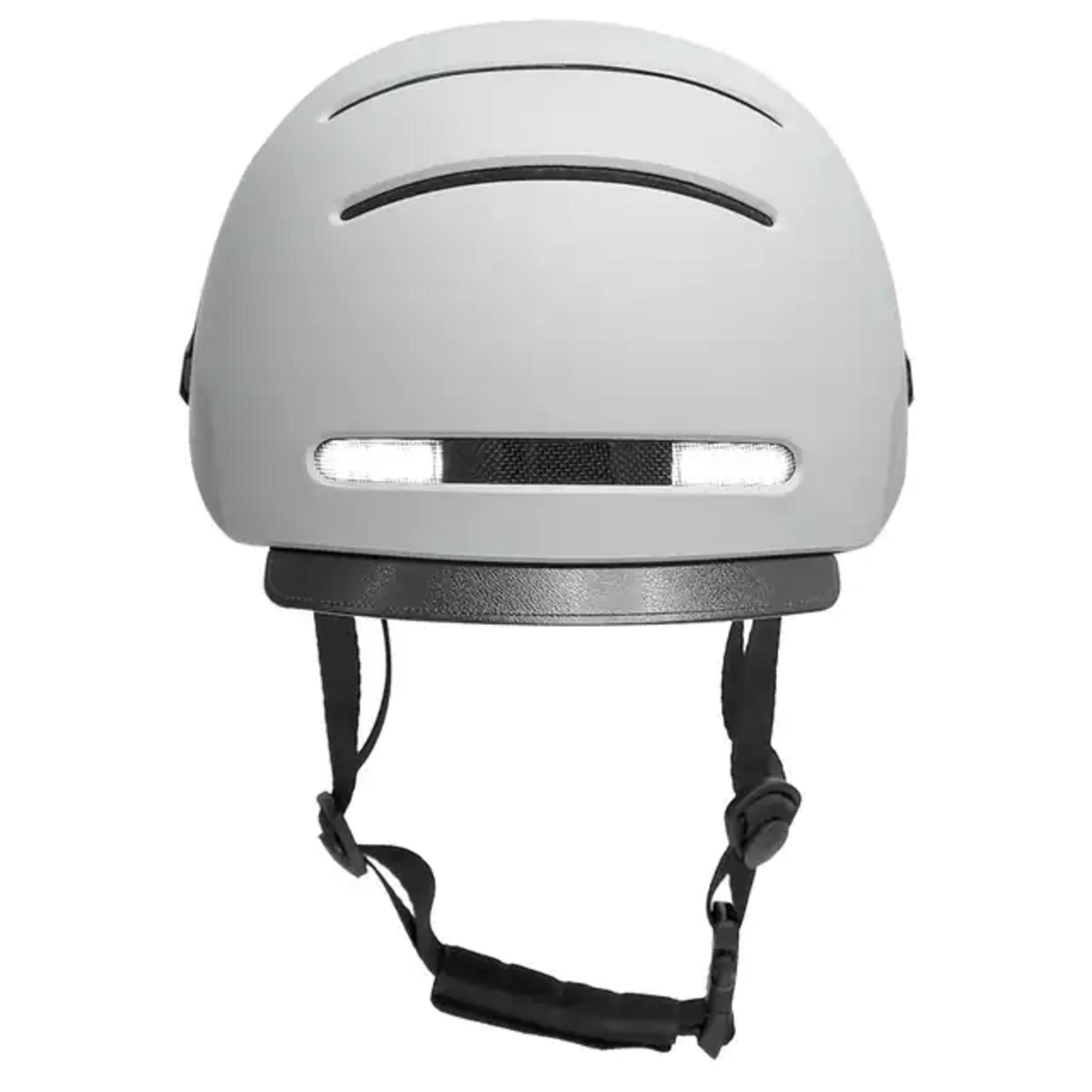 Ein grauer Fahrradhelm mit Belüftungsschlitzen und einem weißen LED-Streifen.