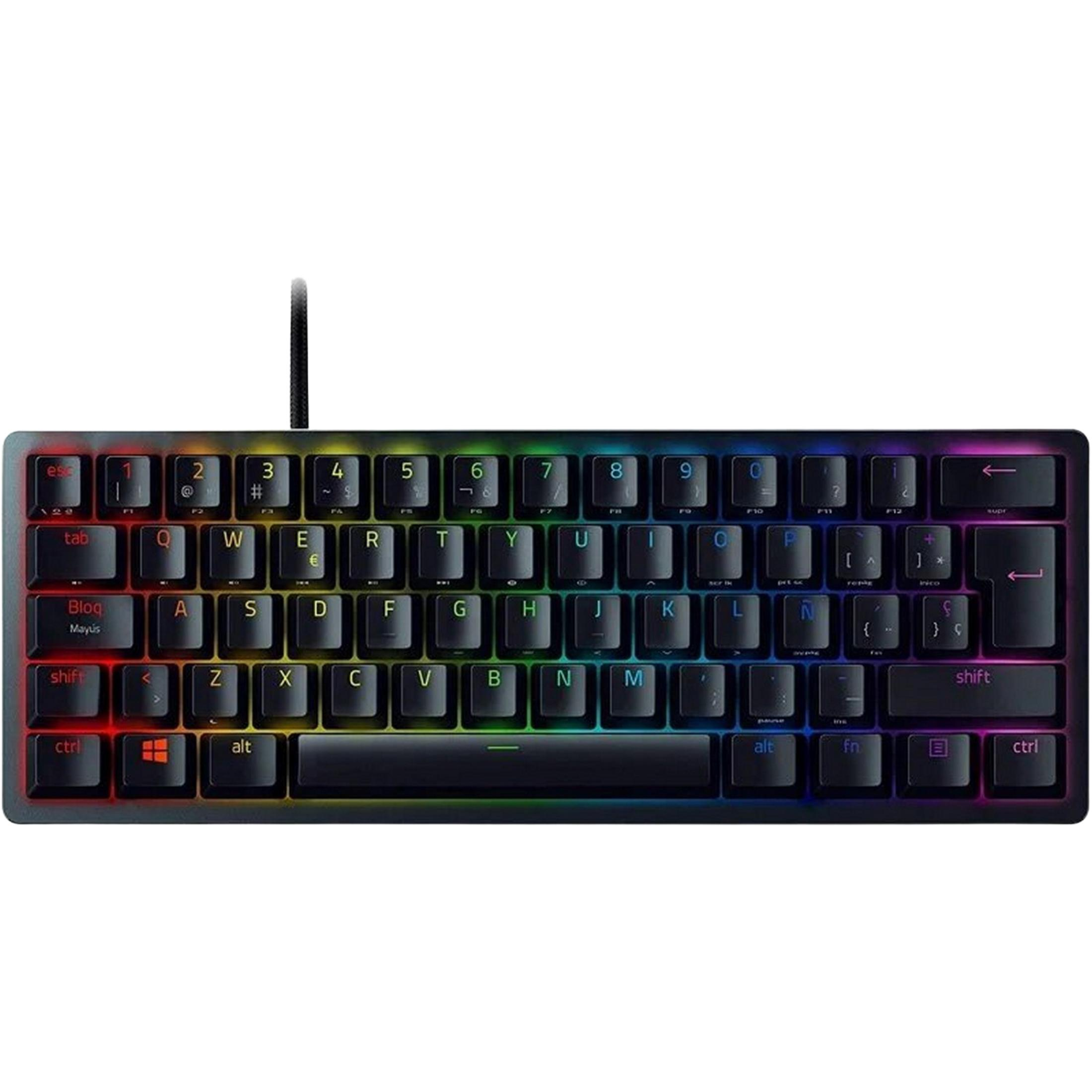 Un teclado negro con iluminación RGB y etiquetas de teclas en inglés.