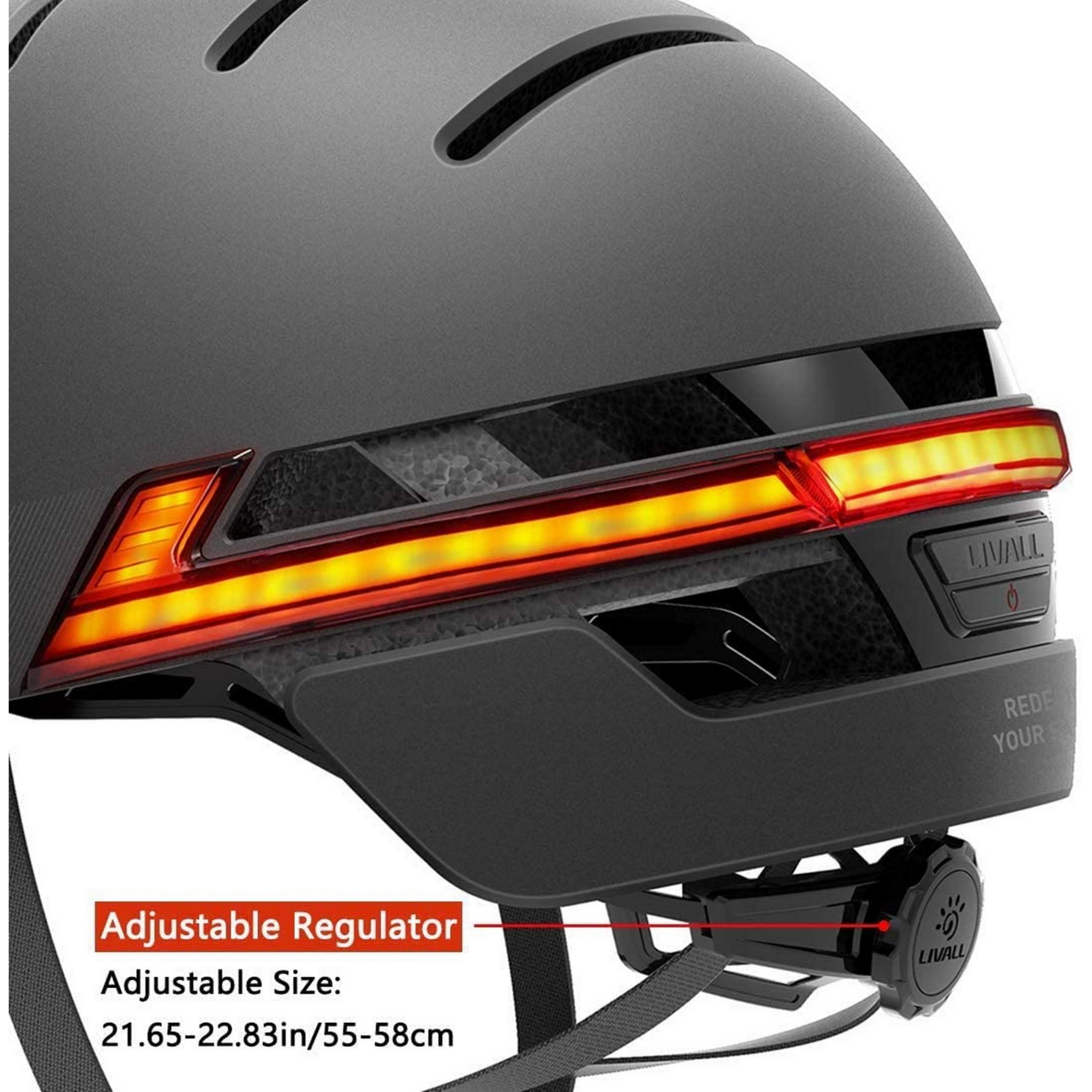 Casco negro con luz trasera roja y naranja iluminada. Texto de tamaño ajustable.