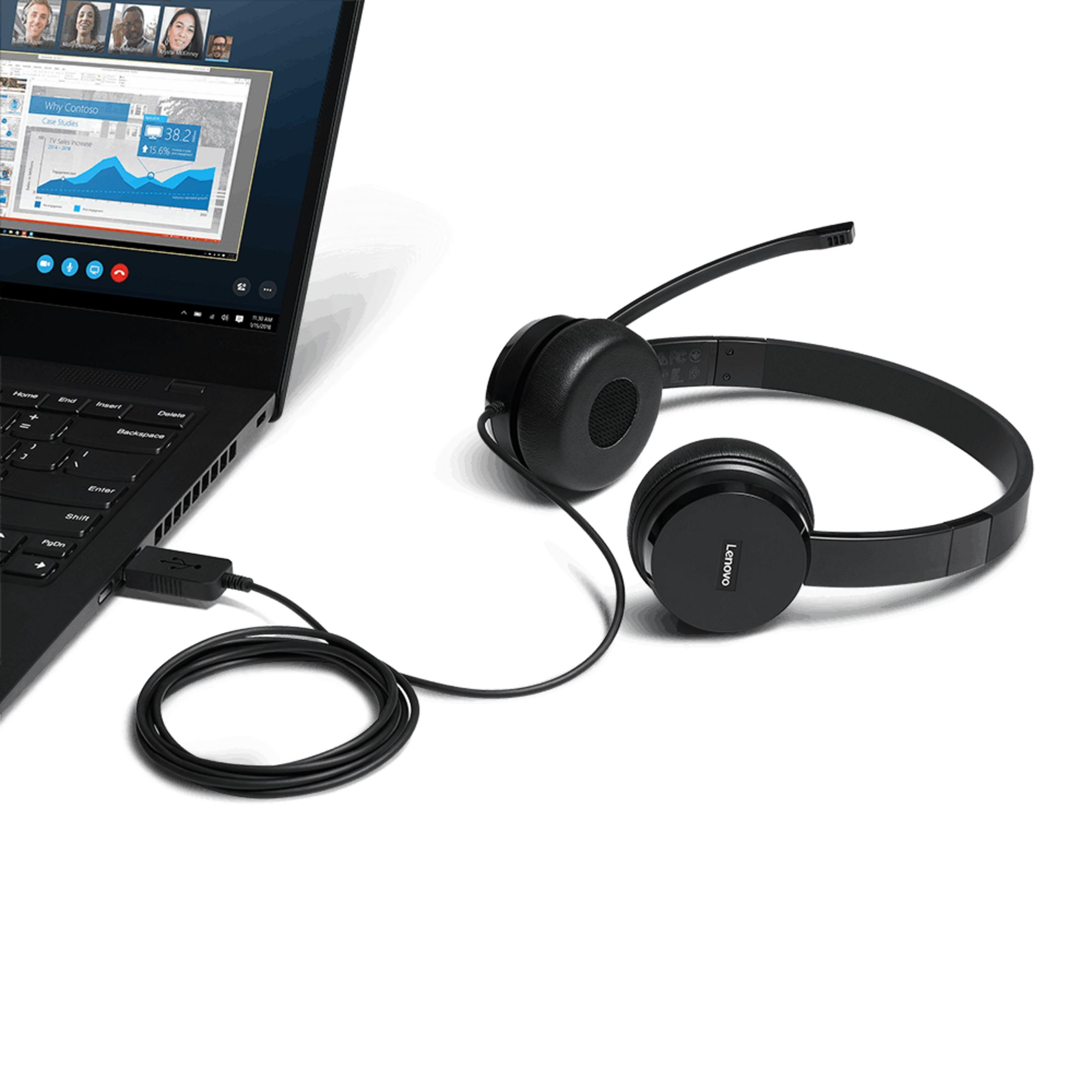 Un auricolare nero con microfono collegato a un laptop. Una presentazione è visualizzata sullo schermo.
