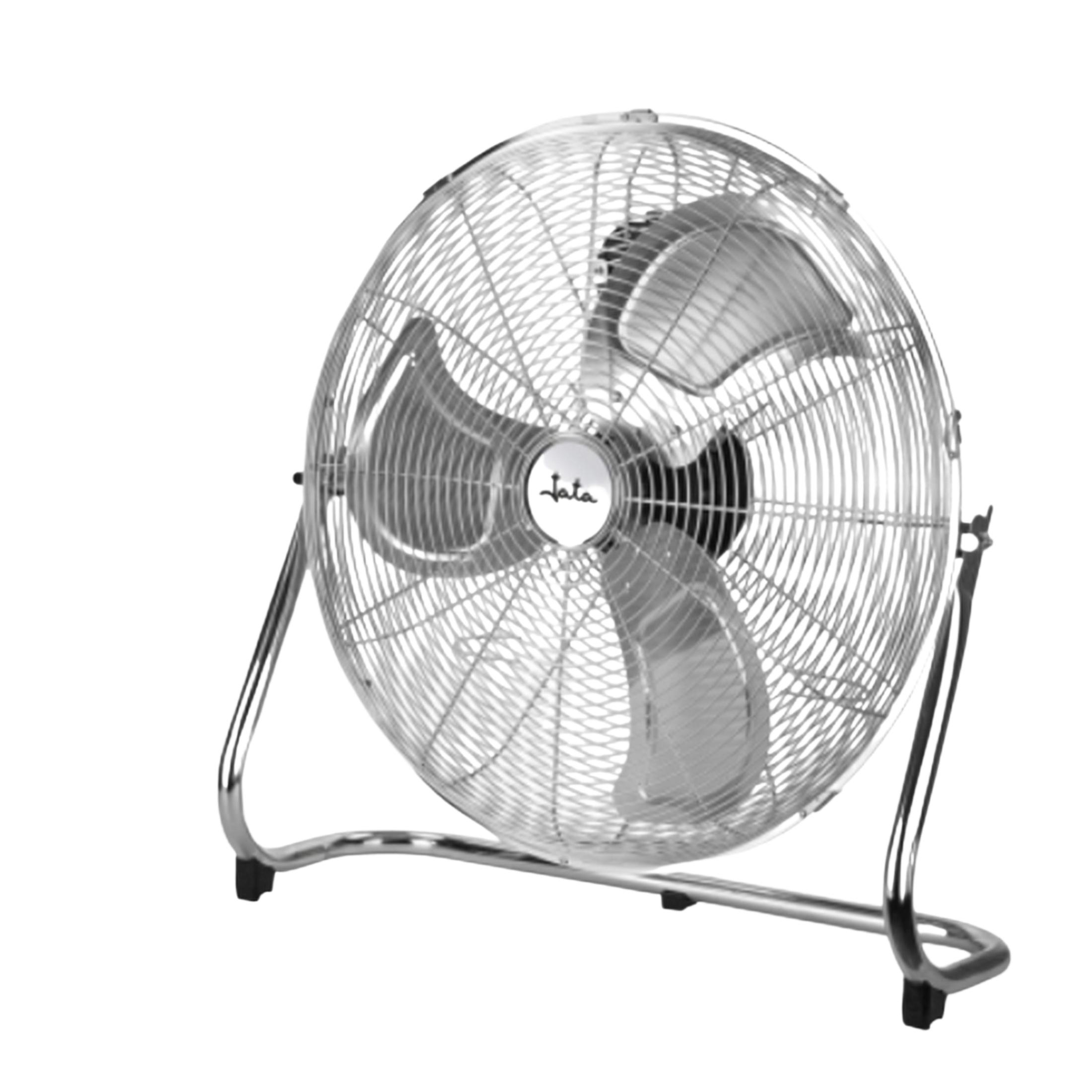 Un ventilatore da pavimento argentato con griglia metallica e tre pale su supporto.