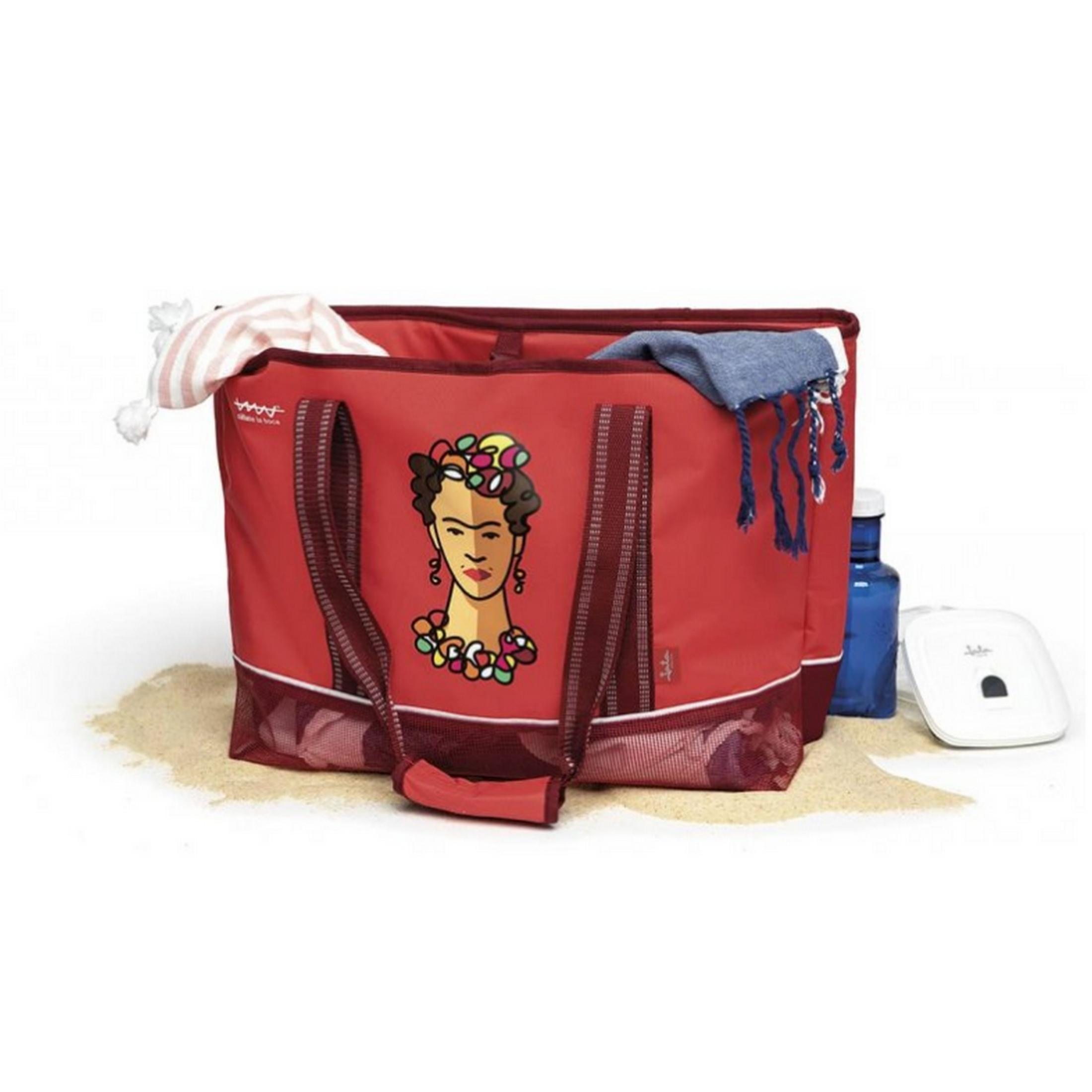 Bolsa de playa roja con diseño de Frida Kahlo, toallas, botella y recipiente blanco.
