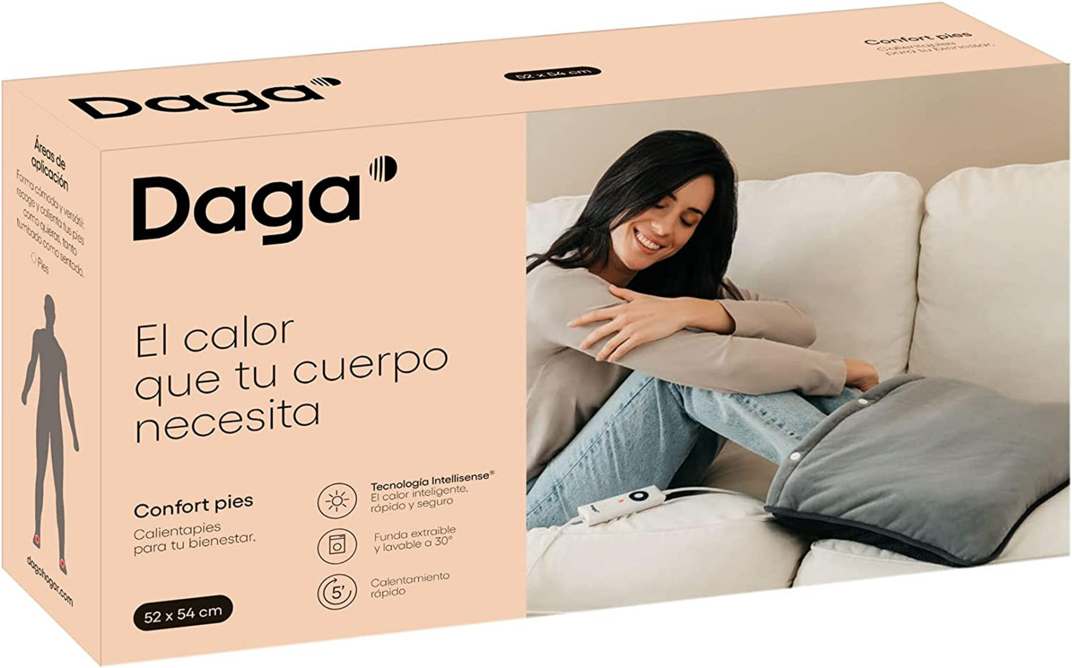 Una mujer sentada en un sofá usando una manta eléctrica Daga para pies.