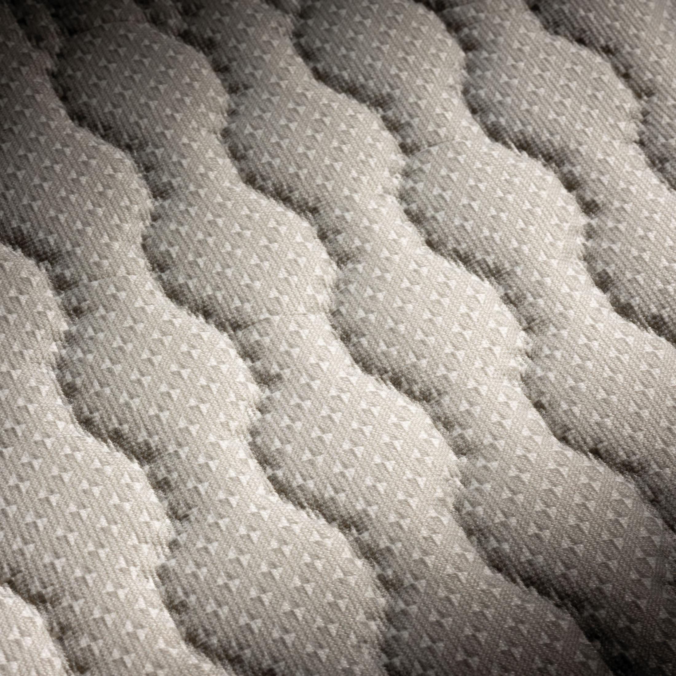 Textura de tela acolchada con triángulos diminutos, patrón de ondas, tonos grises.