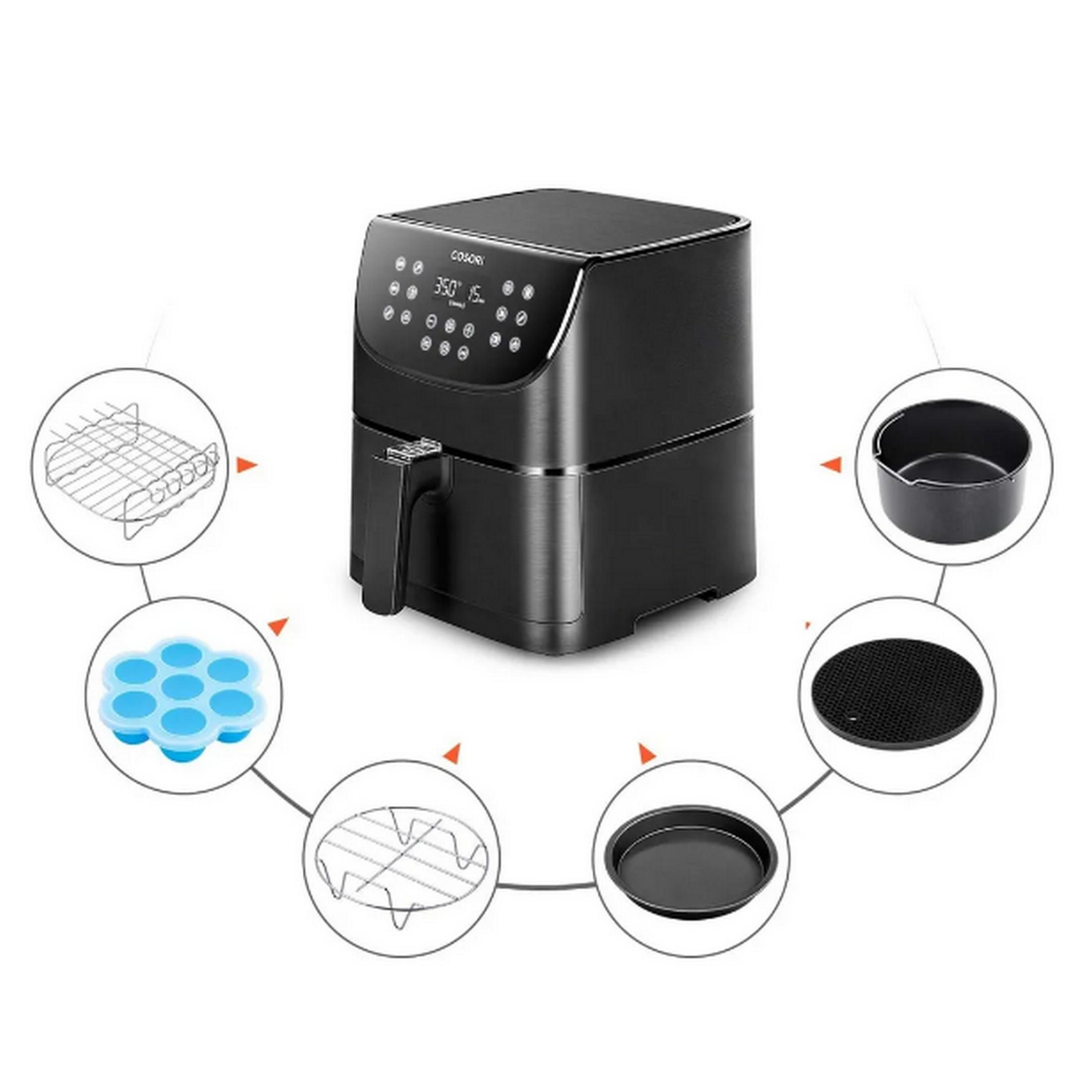 Schwarze Heißluftfritteuse mit verschiedenen Zubehörteilen: Grill, Backform, Silikonform.