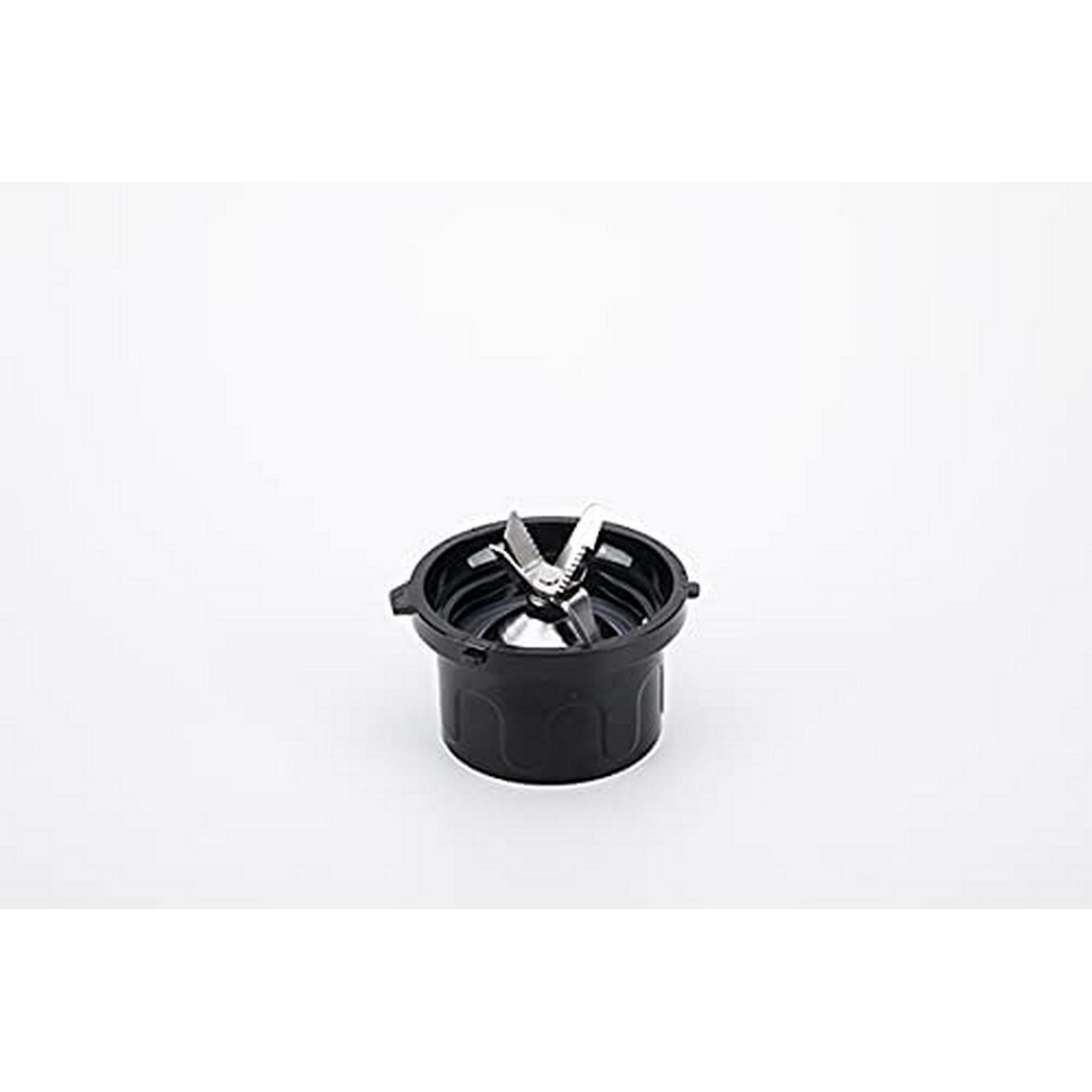 Un ensamblaje de cuchillas de licuadora negro con cuchillas plateadas sobre fondo blanco.