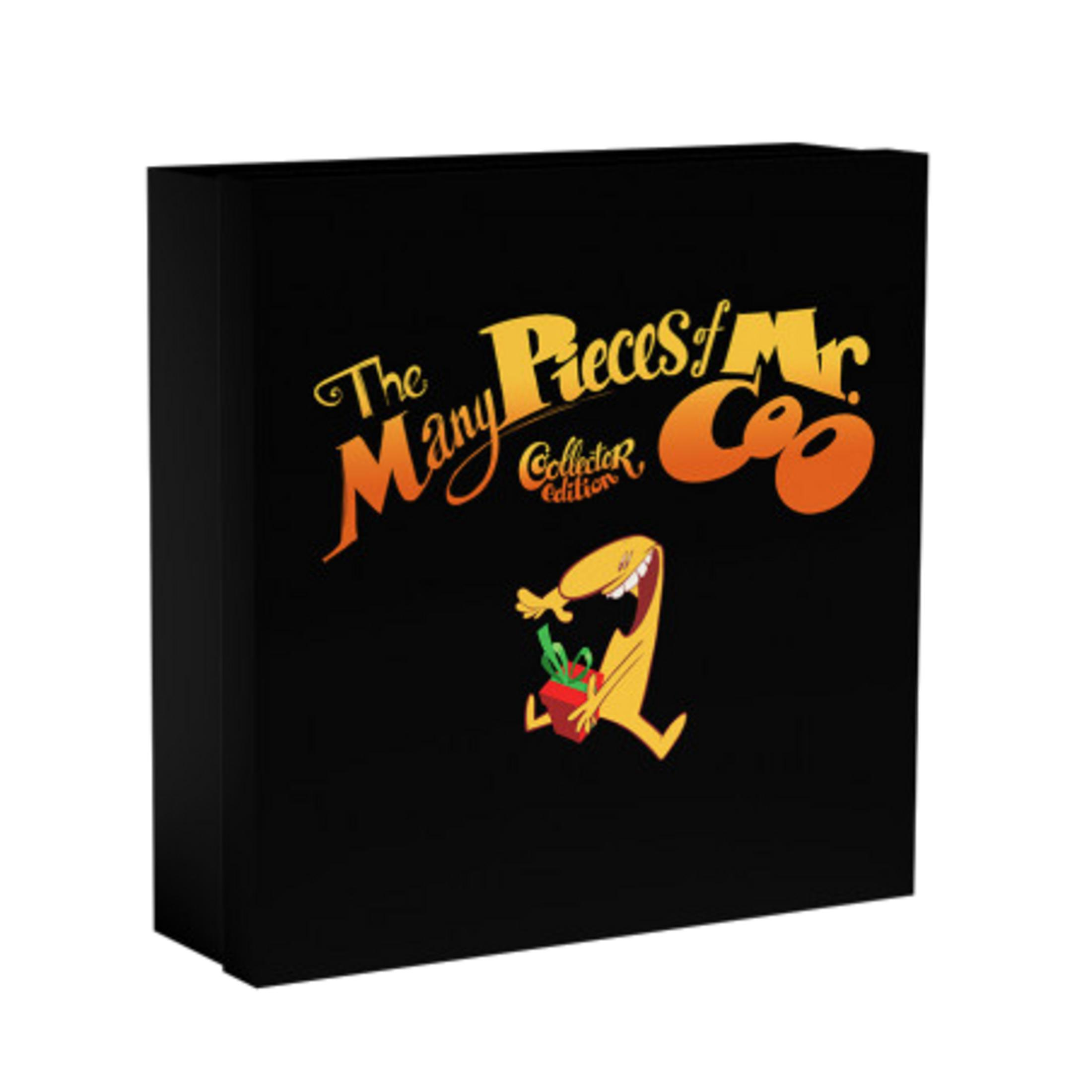 Scatola nera con testo giallo "The Many Pieces of Mr. Co" e un personaggio con una pianta.