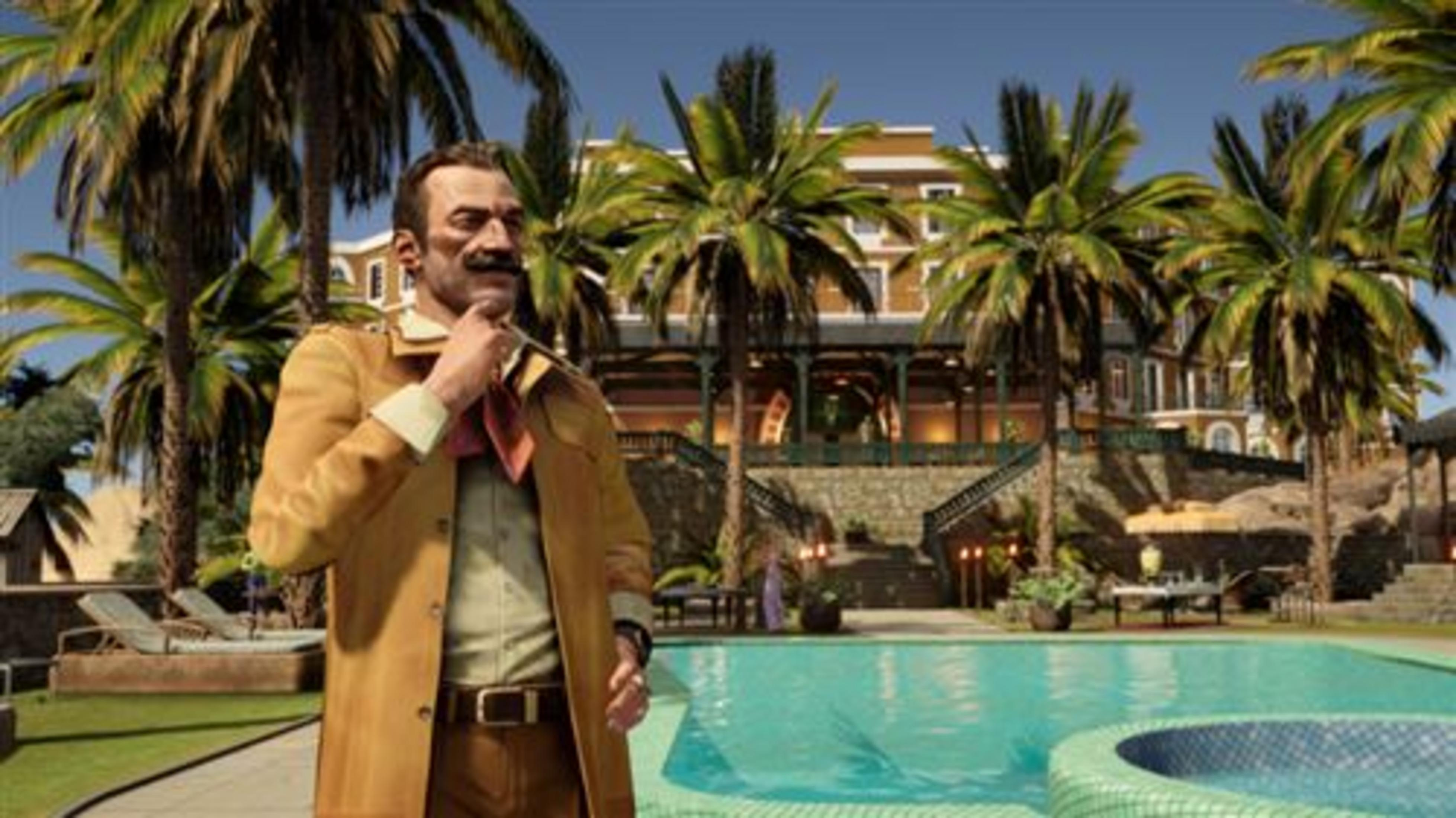 Un uomo con i baffi in un cappotto giallo si trova davanti a un hotel con palme e piscina.