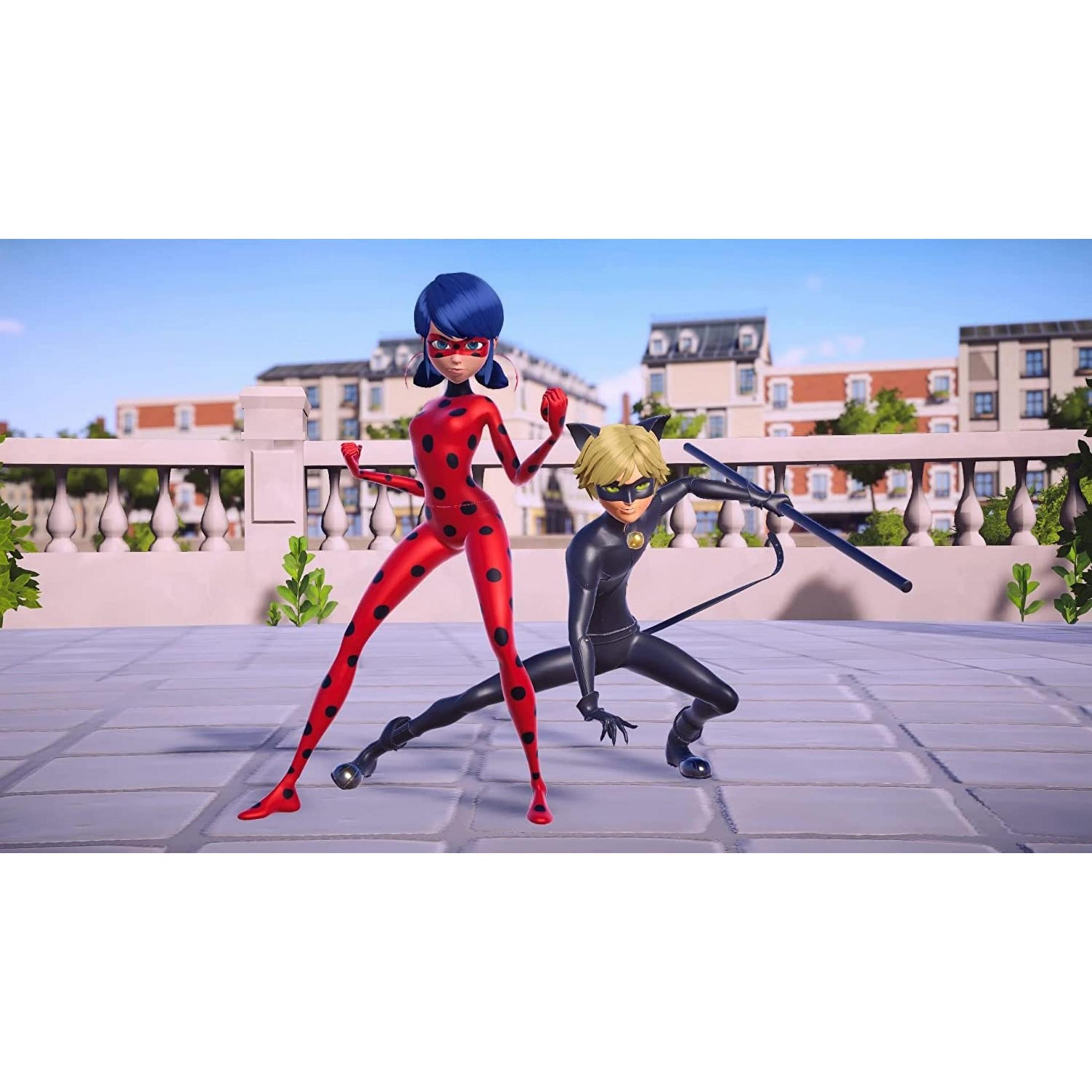 Ladybug e Cat Noir stanno su una terrazza pavimentata di fronte agli edifici.