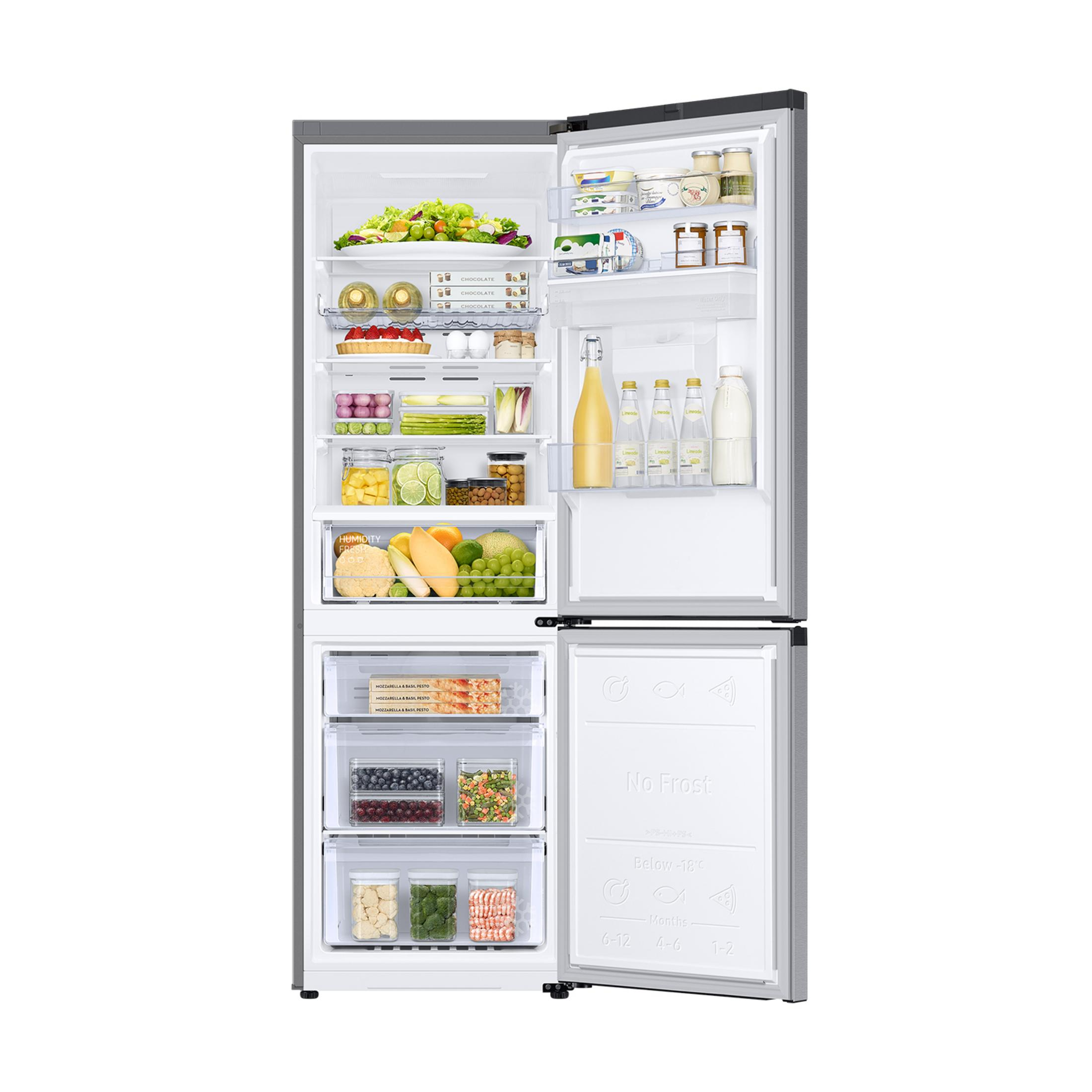 Refrigerador abierto con comida: frutas, verduras, queso, bebidas y artículos congelados.