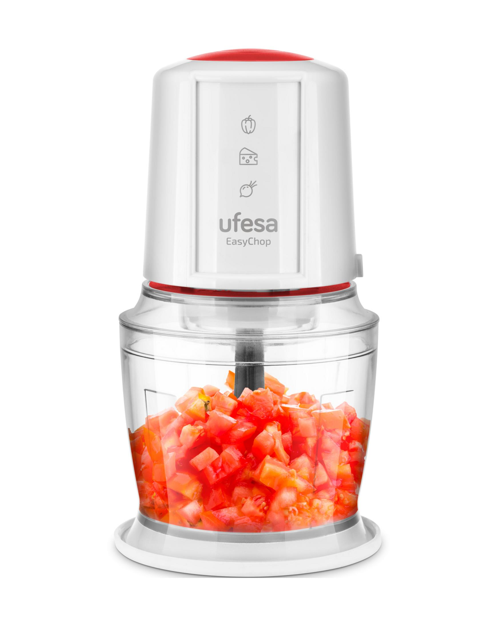 Un picador eléctrico blanco con tapa roja, lleno de tomates en cubos.
