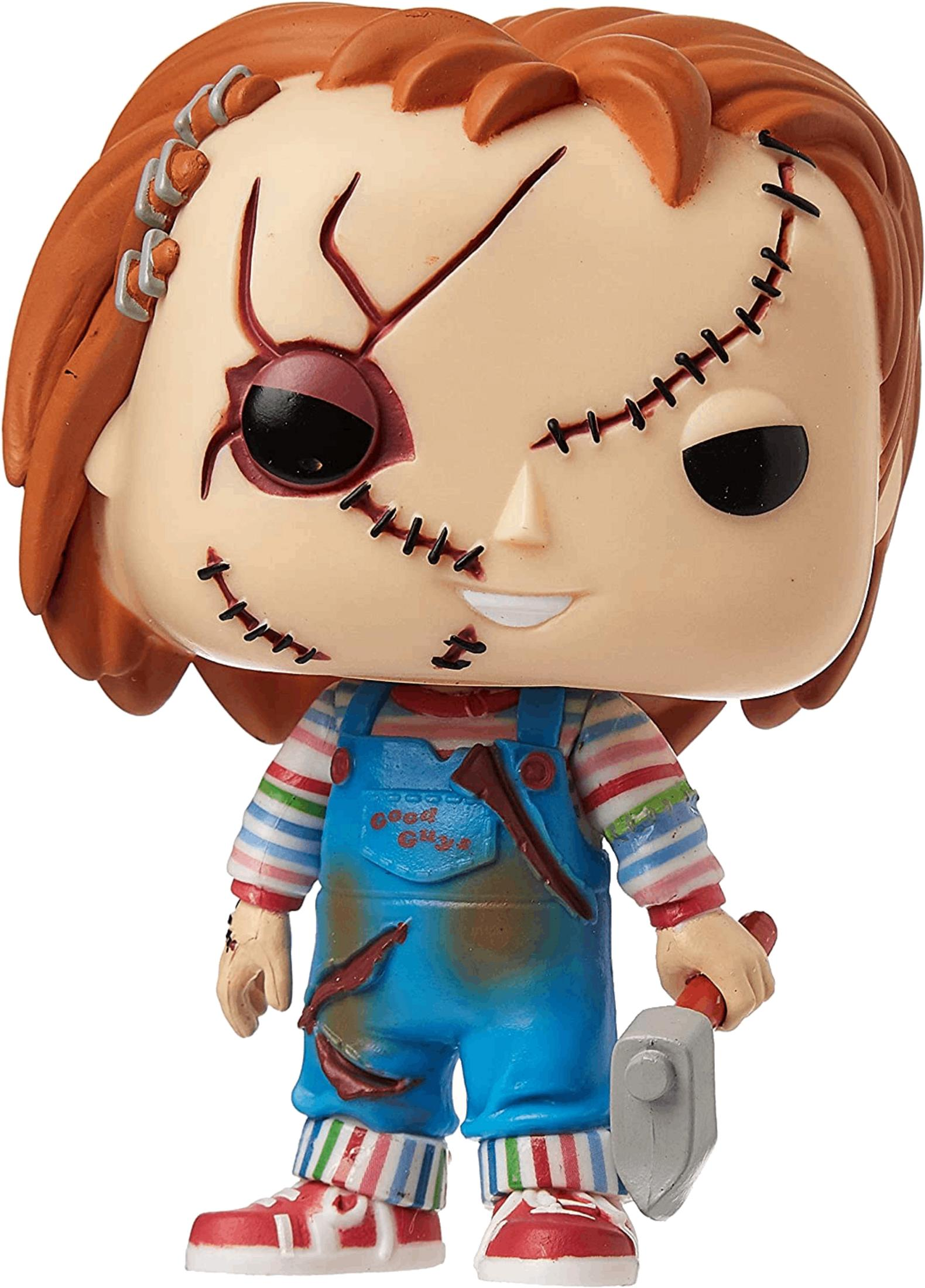 Muñeco Chucky con cicatrices, peto azul y sosteniendo un martillo.