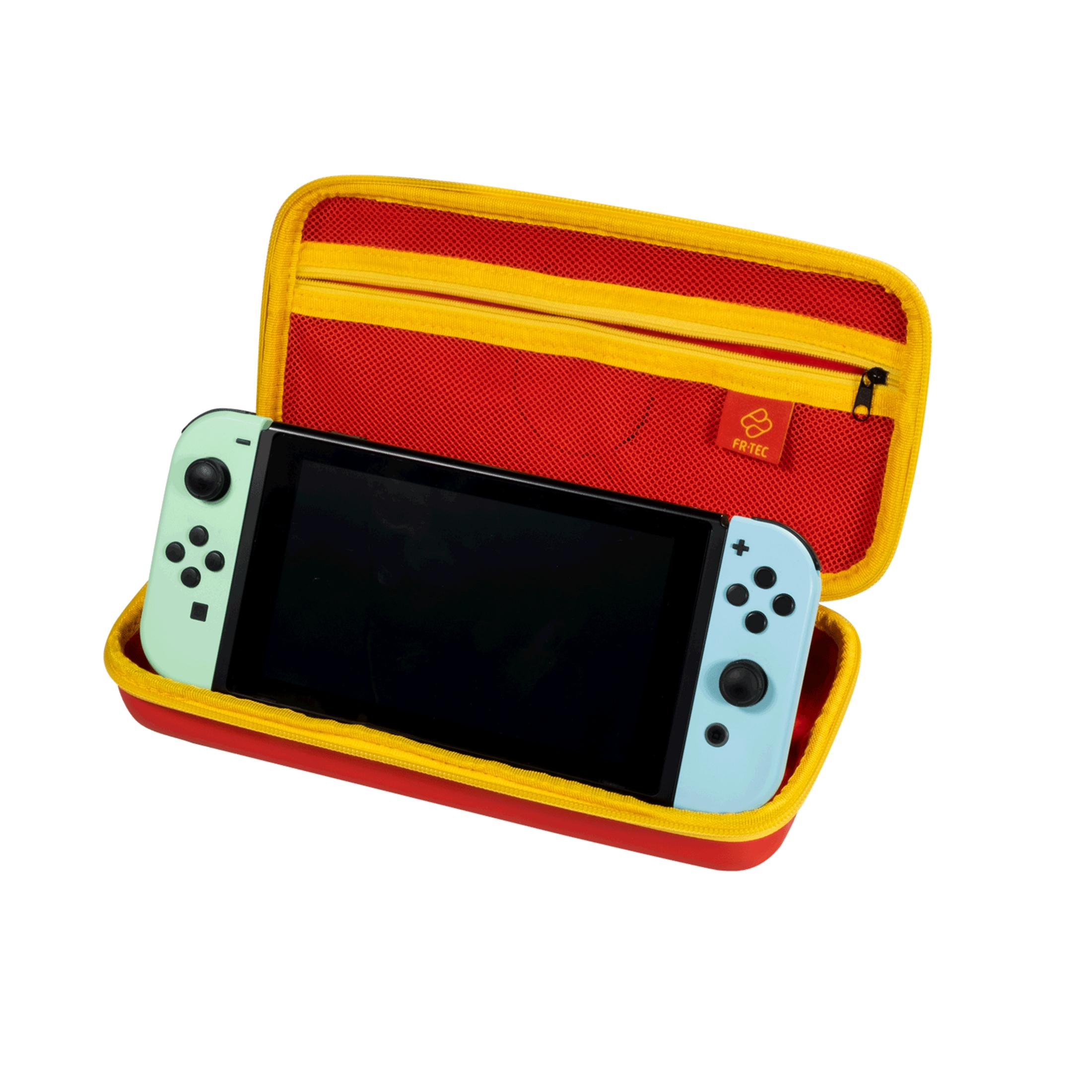 Un dispositivo Nintendo Switch verde claro dentro de un estuche rojo y amarillo.