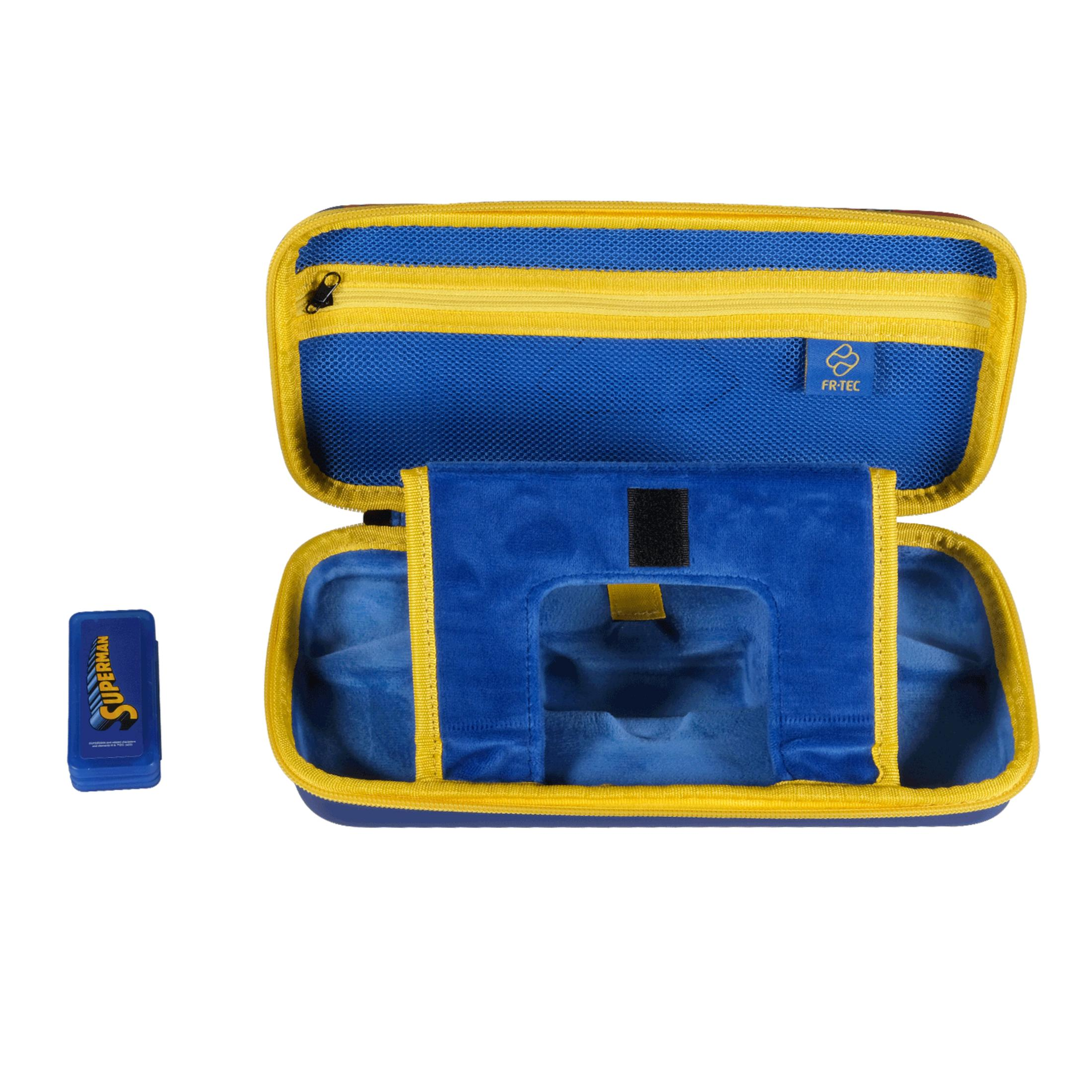 Una custodia blu e gialla con una penna blu di Superman accanto.